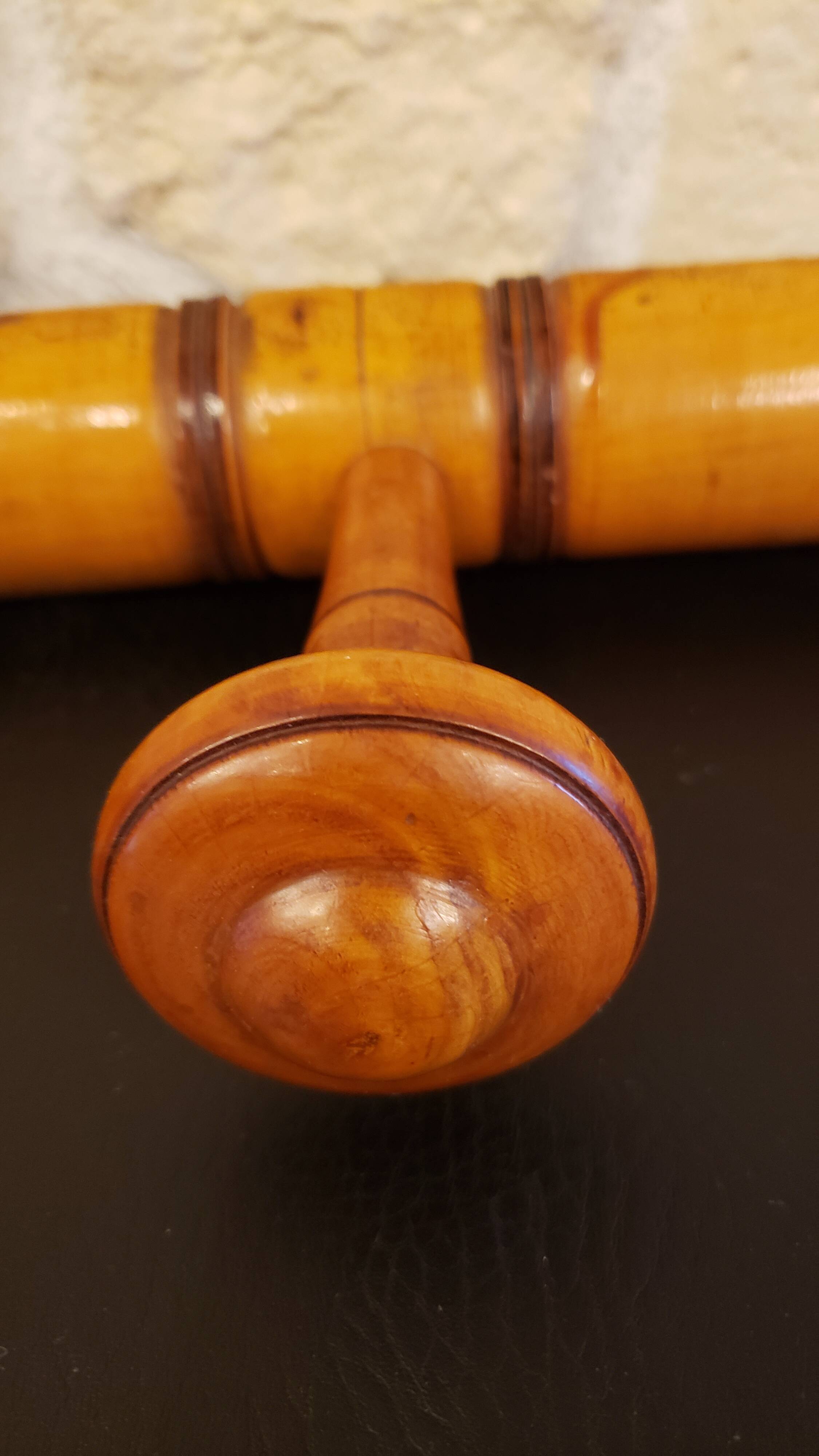 Wooden wall-mounted coat rack with 4 hooks