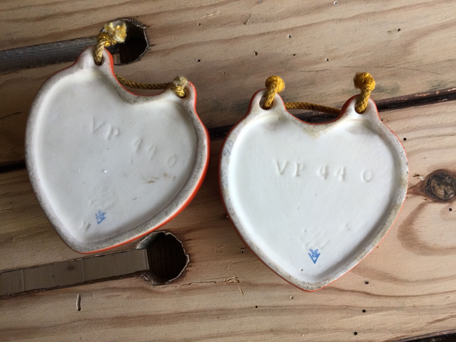 Paire de suspensions murales coeurs rouge Goebel 1950’s