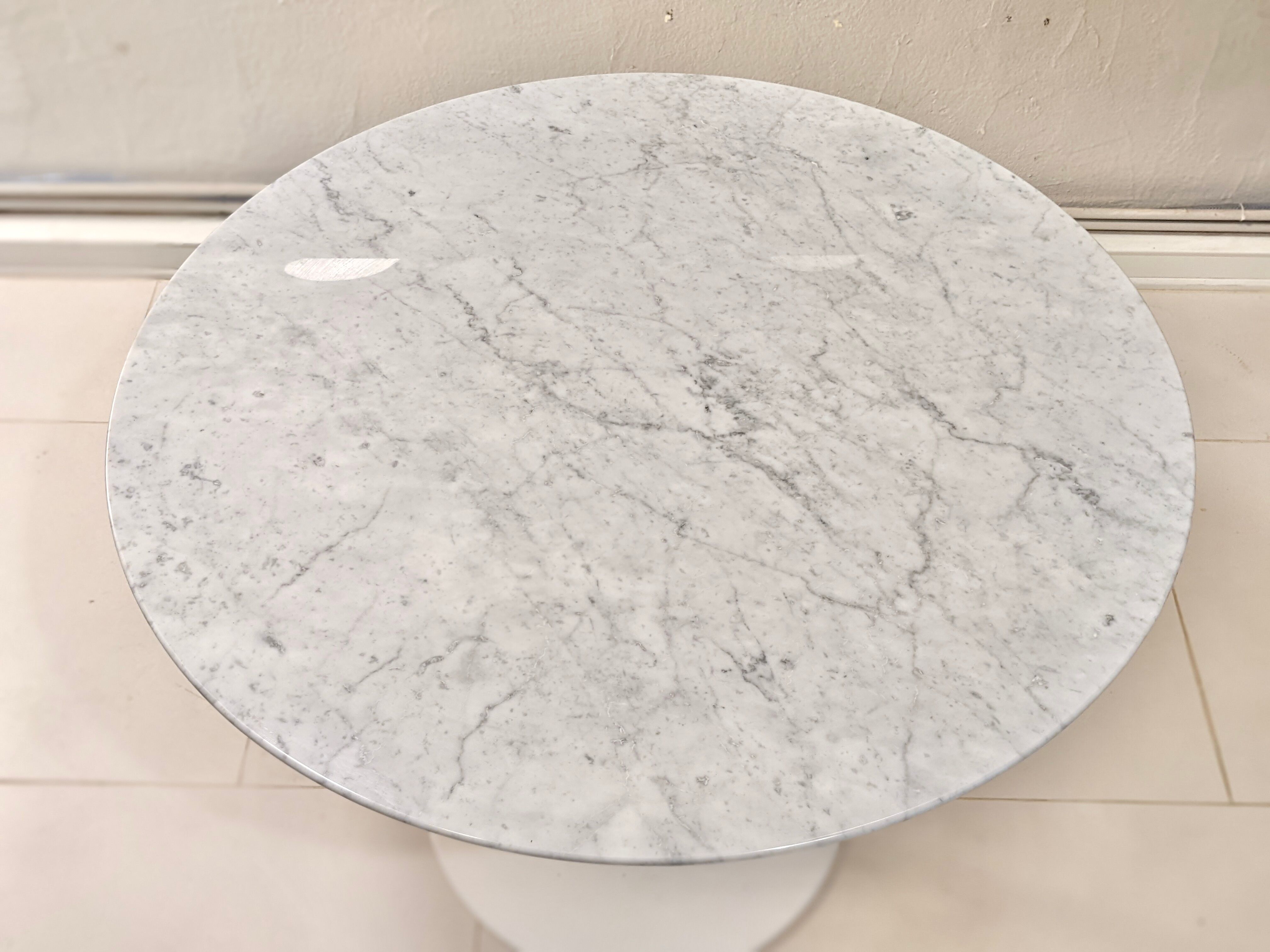 Round table in Carrara marble by Eero Saarinen for Knoll