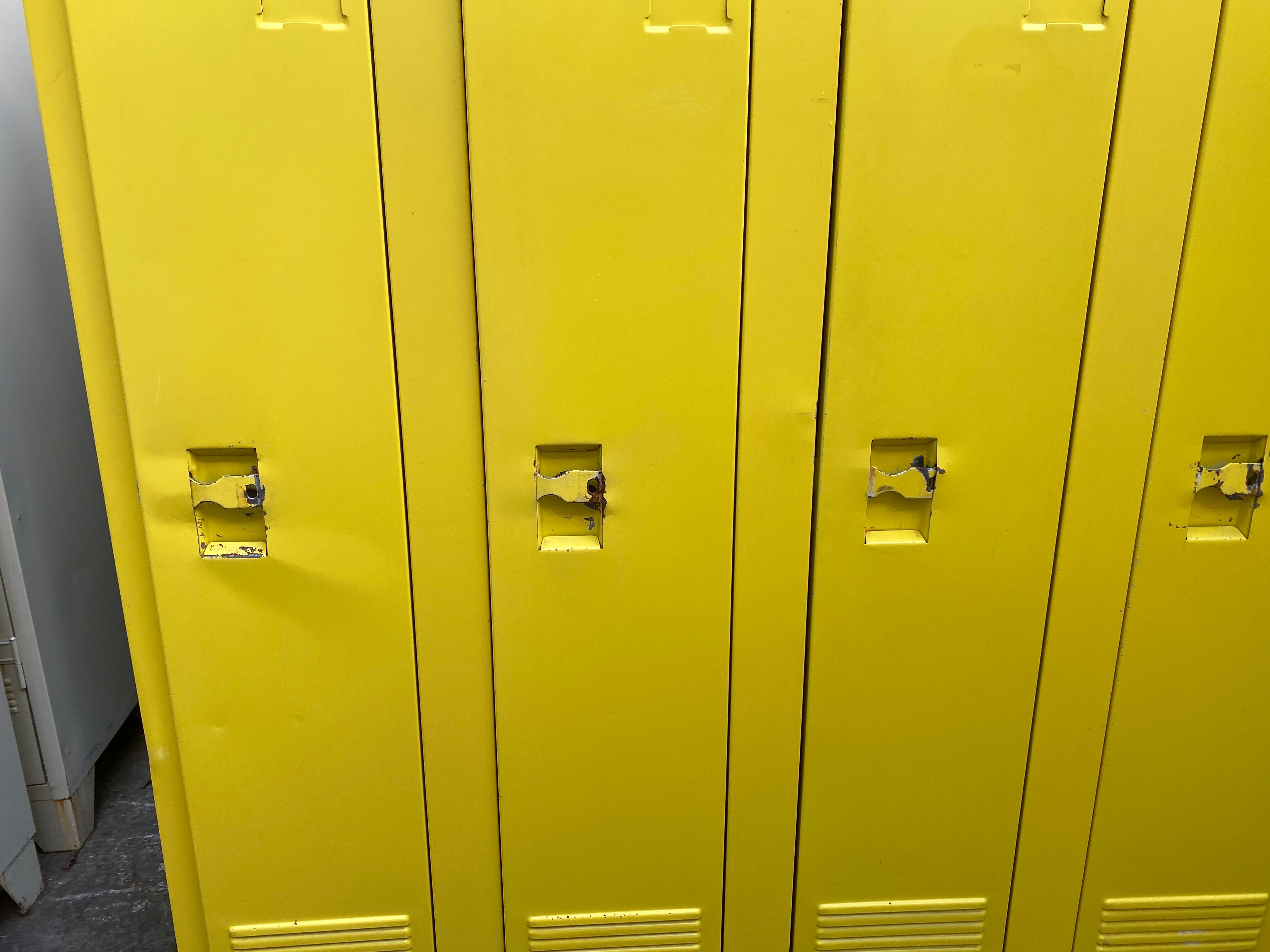 Metal dressing closet 4 lockers in one yellow block La Poste