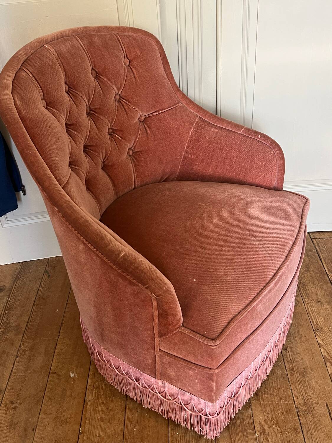 Small pink toad armchair
