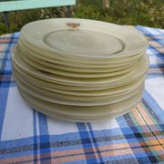 Service d’assiettes Duralex neuf 14 pièces avec étiquettes