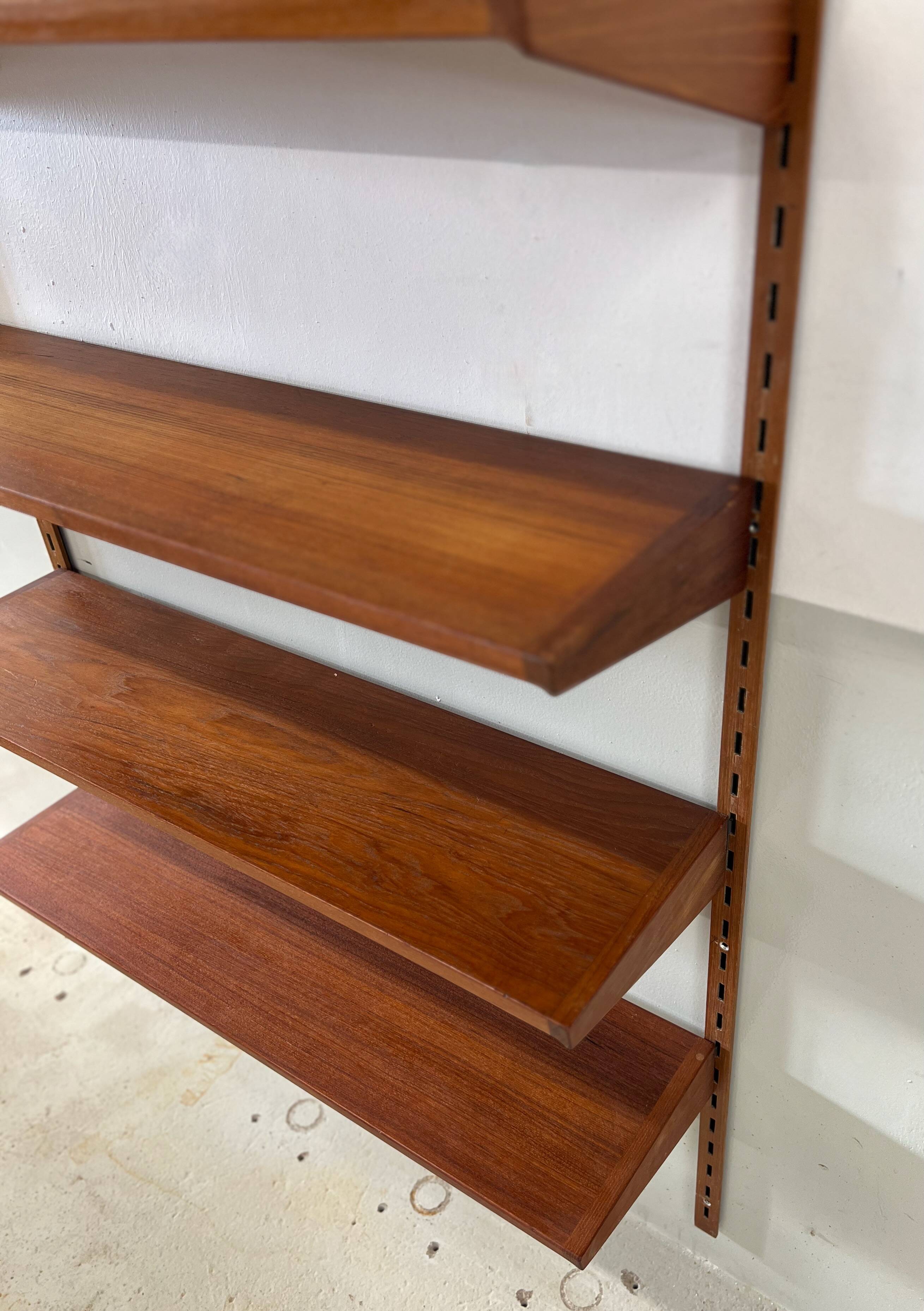 Kai Kristiansen Teak Shelving System, Felballes Møbler. Set of 8.