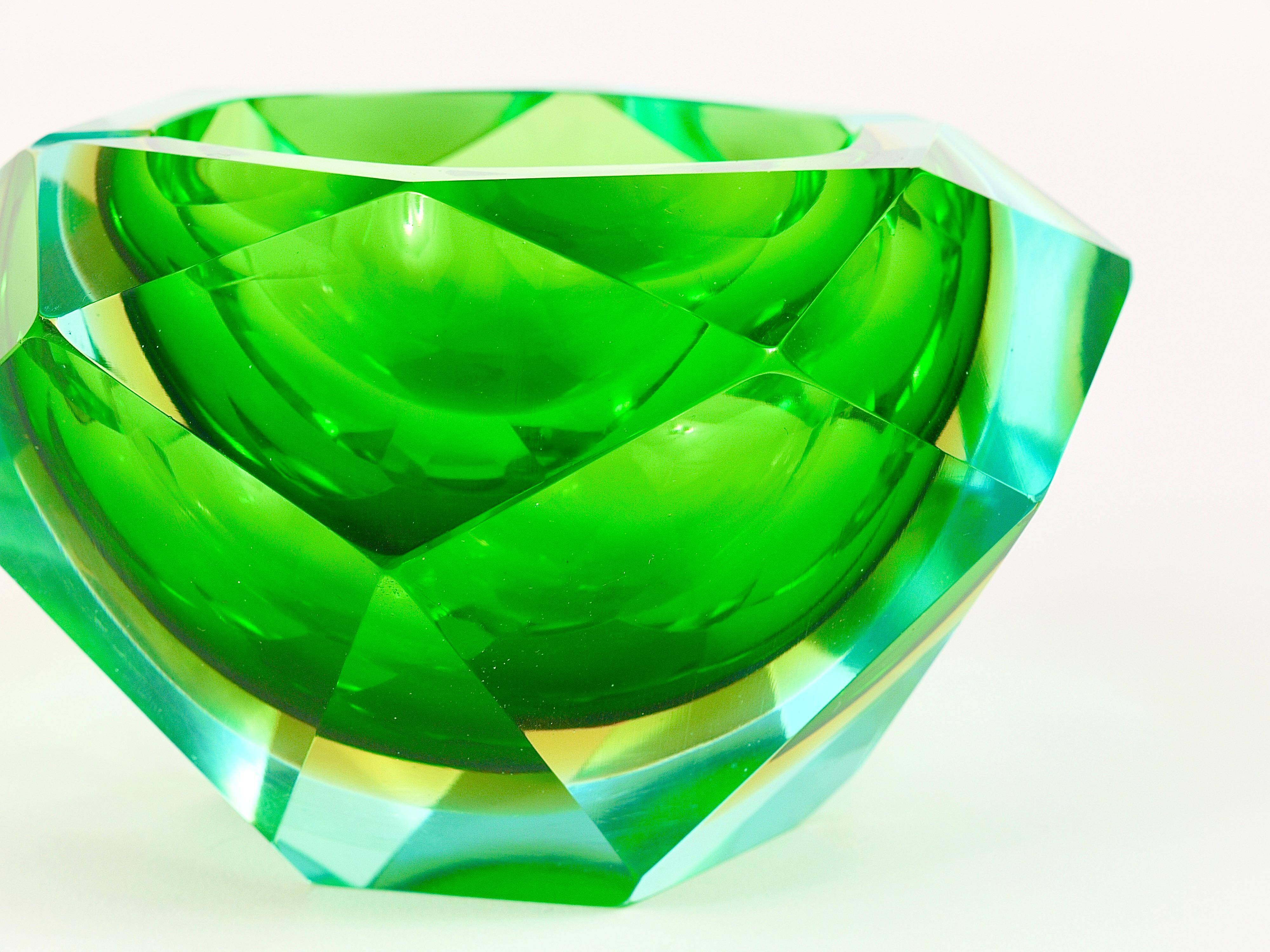 Faceted diamond ashtray in colour from the 1960s by Flavio Poli for Seguso, Murano, Italy.