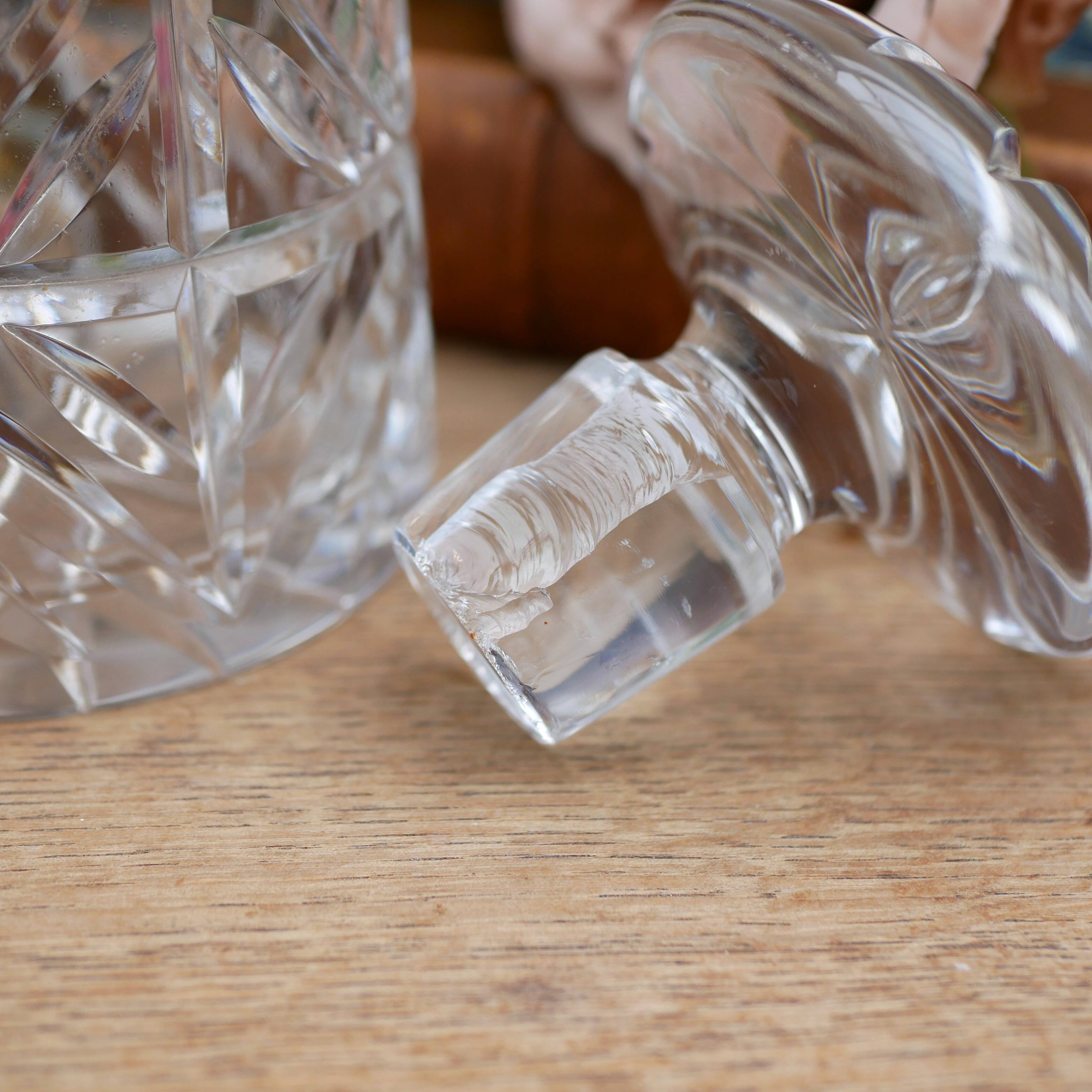 Grande carafe en verre taillé avec large bouchon circulaire plat