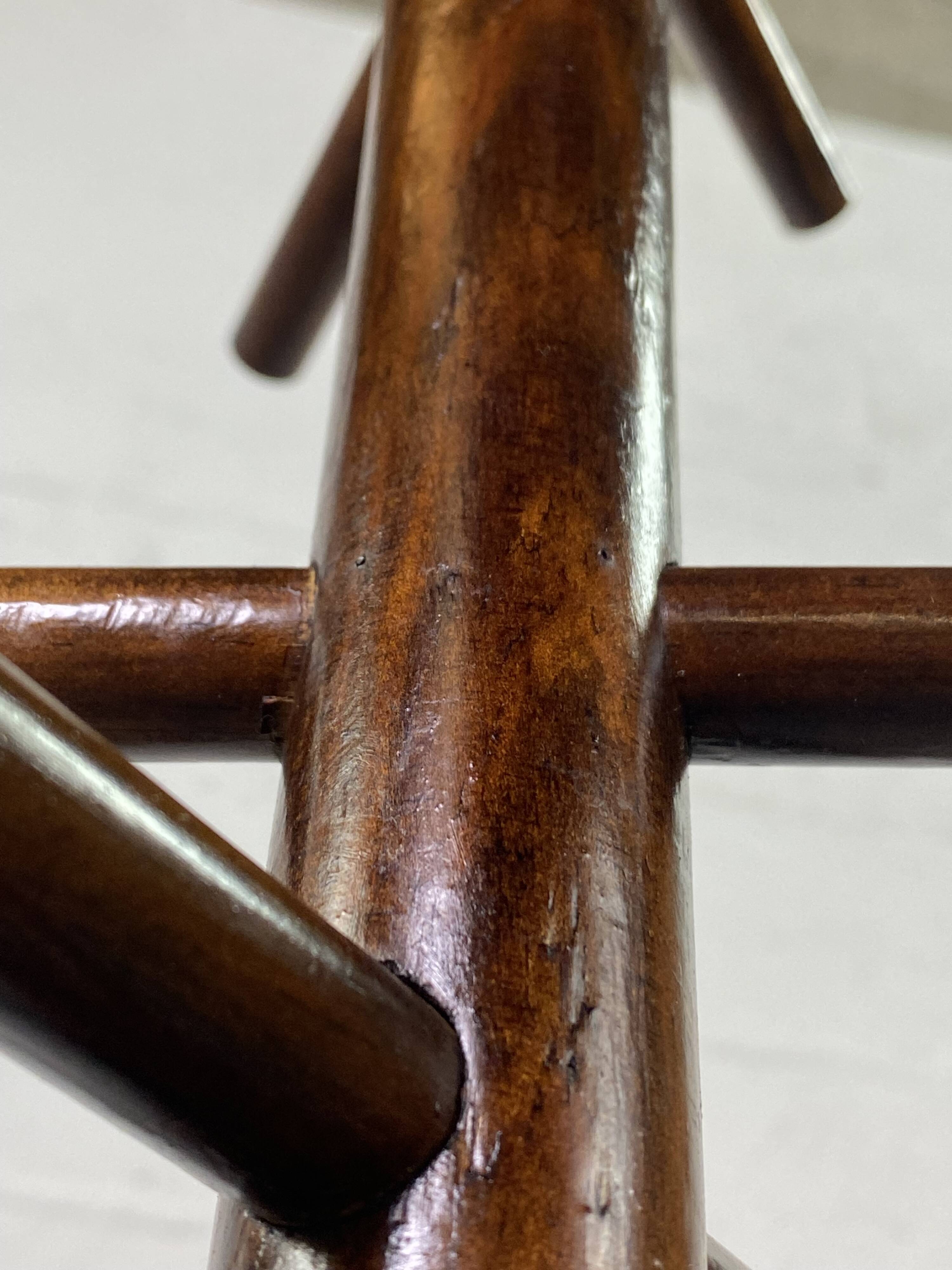 Porte manteau à pied ou valet de chambre