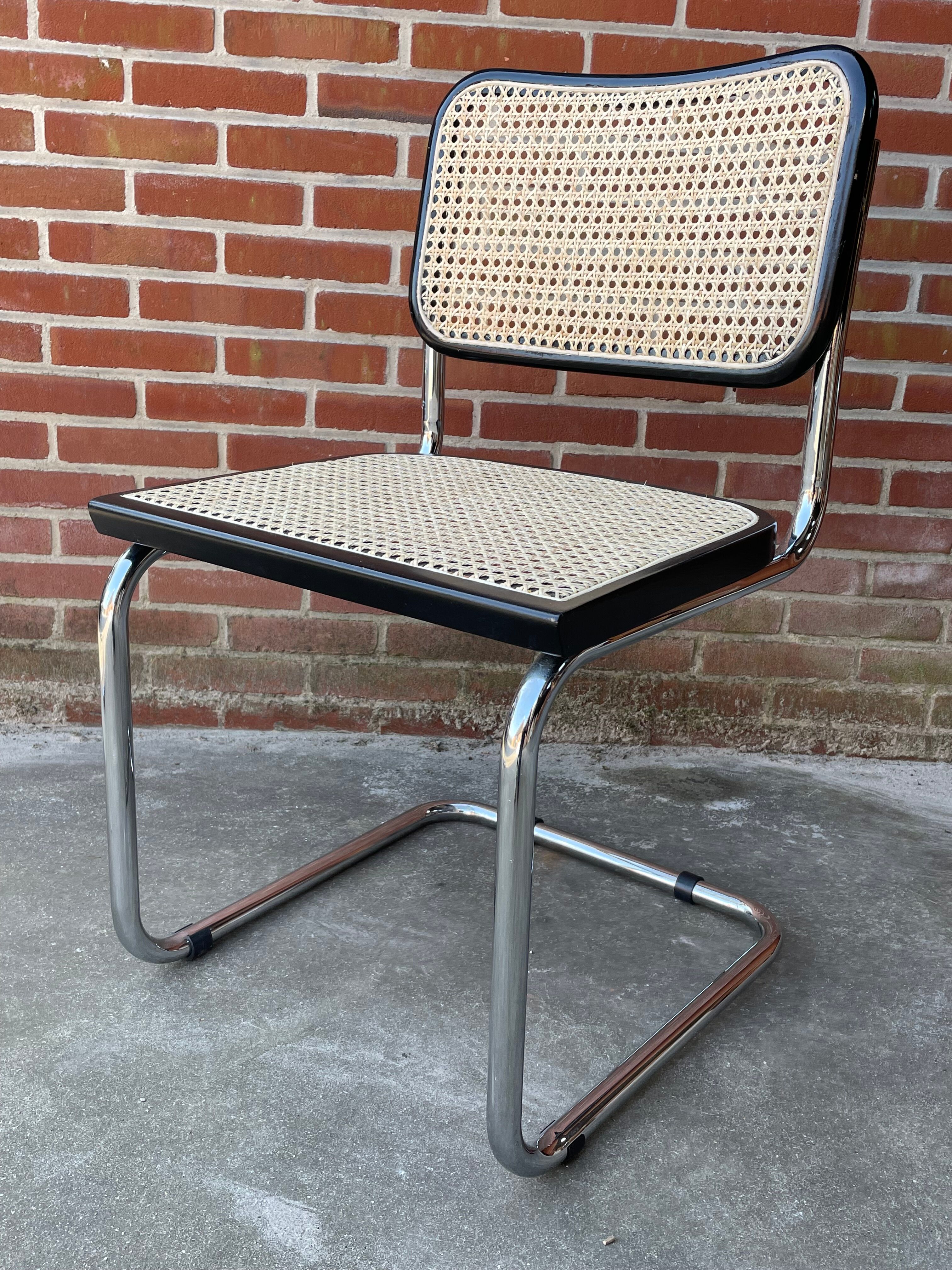 Ensemble de 4 chaises vintage modèle Cesca B32 en noir et chrome