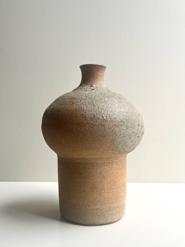 Vase sculptural en grès chamotté & émail bleu, la borne 1970
