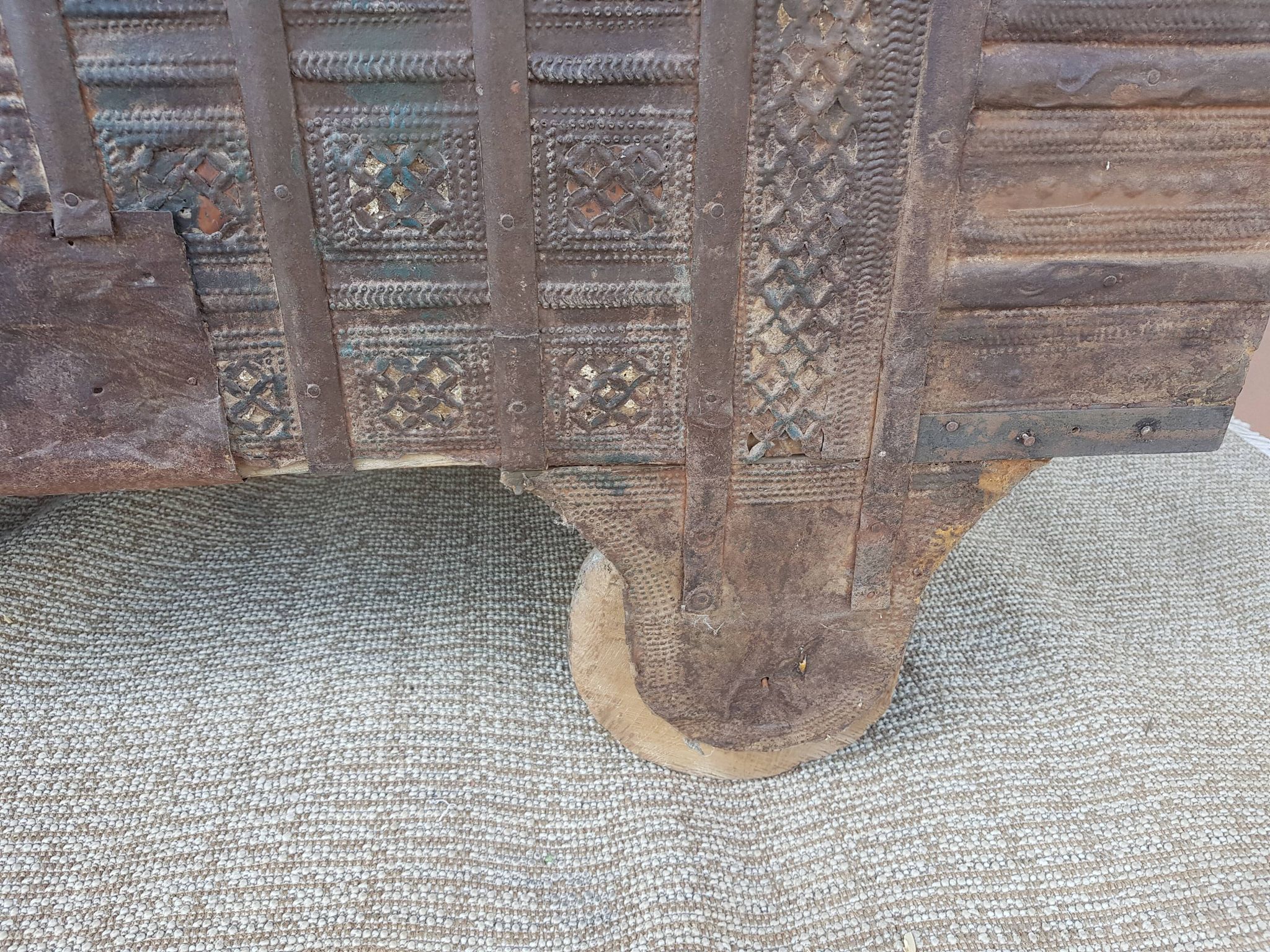 Coffre ancien indien vintage  sur roues en bois début 20eme s