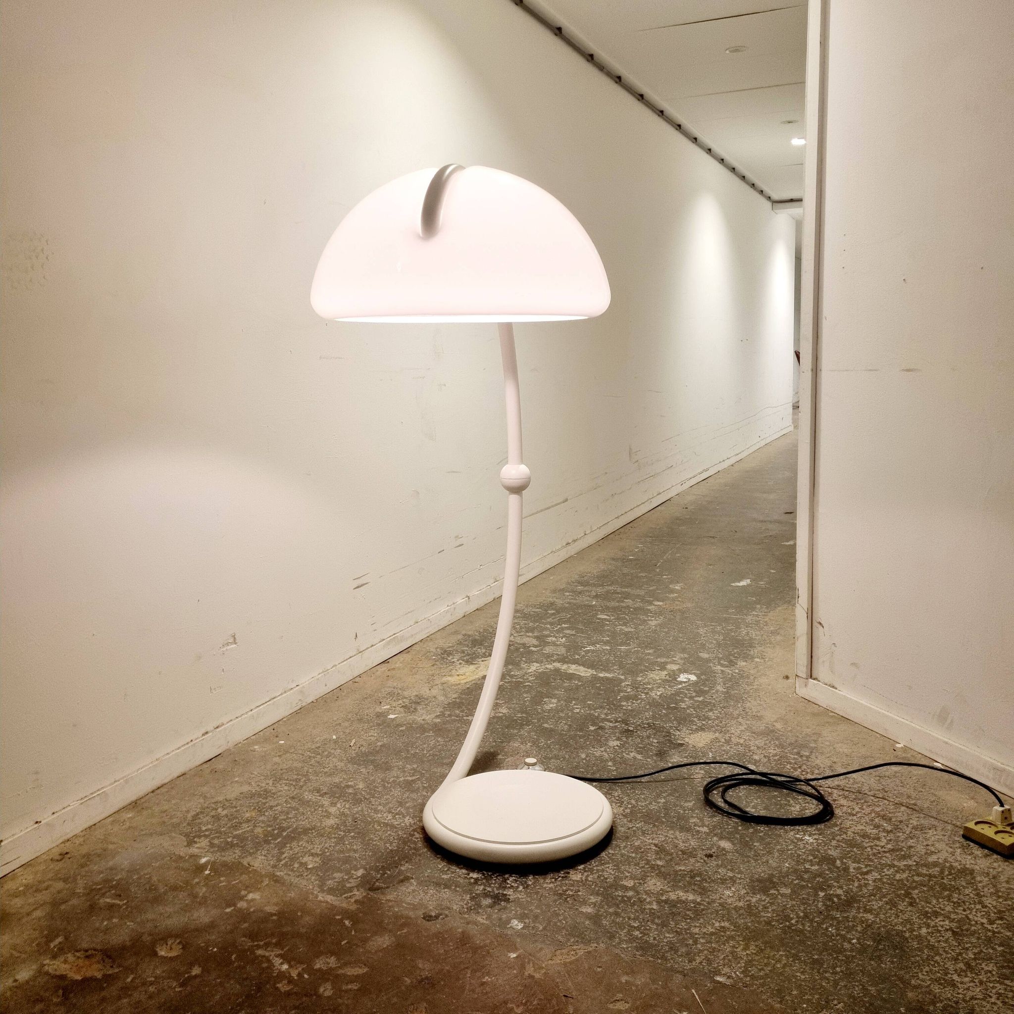 Lampadaire Serpente Blanc par Elio Martinelli pour Martinelli Luce