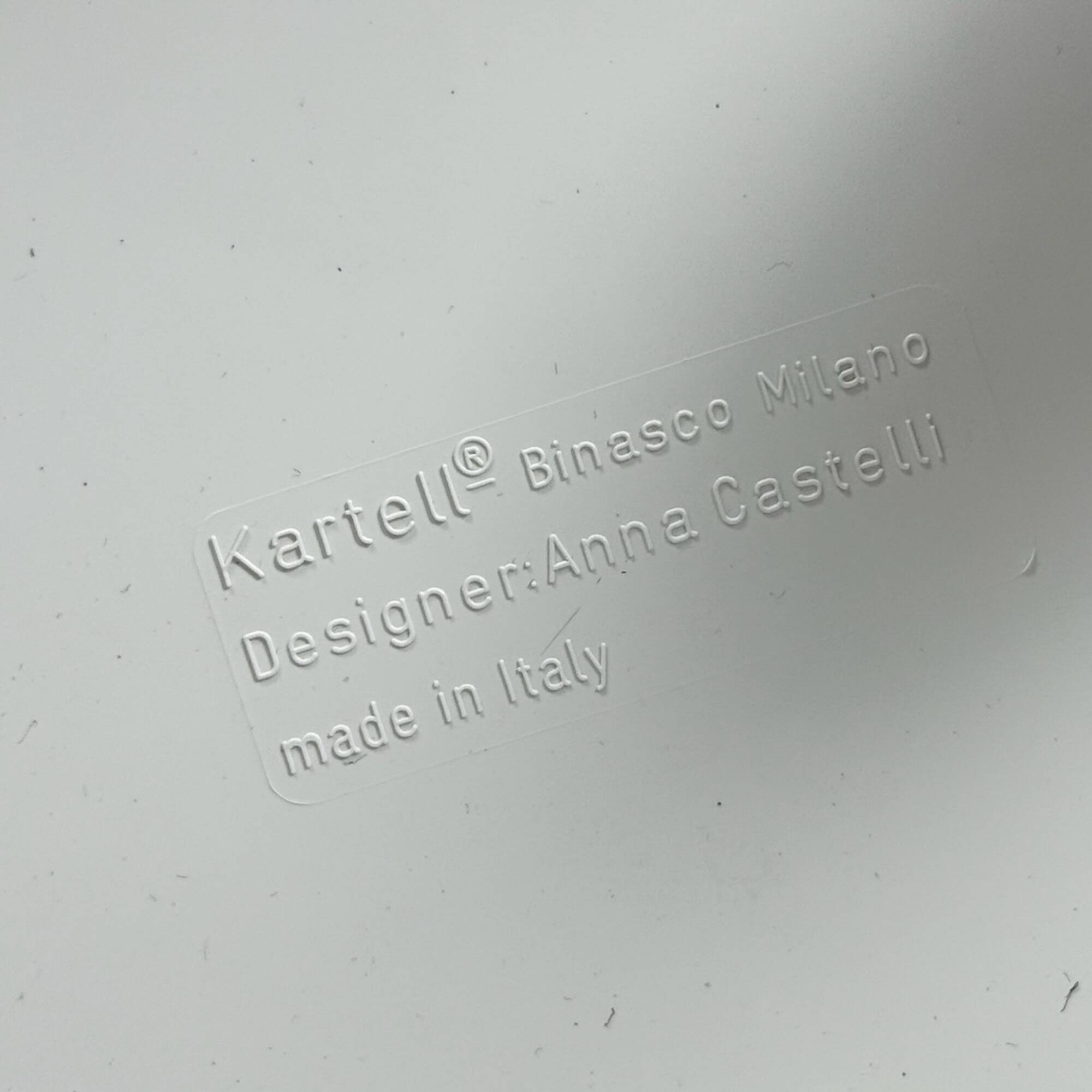 Paire de vélos Kartell Componibili des années 70 sur roulettes, coloris blanc cassé et corail.