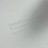 Paire de vélos Kartell Componibili des années 70 sur roulettes, coloris blanc cassé et corail.