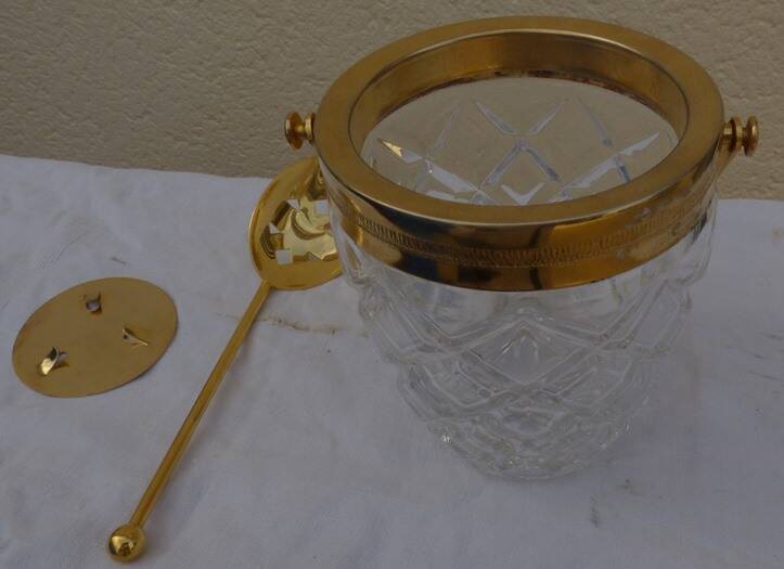 Glass and gold metal ice bucket with its gold metal spoon - Very good condition