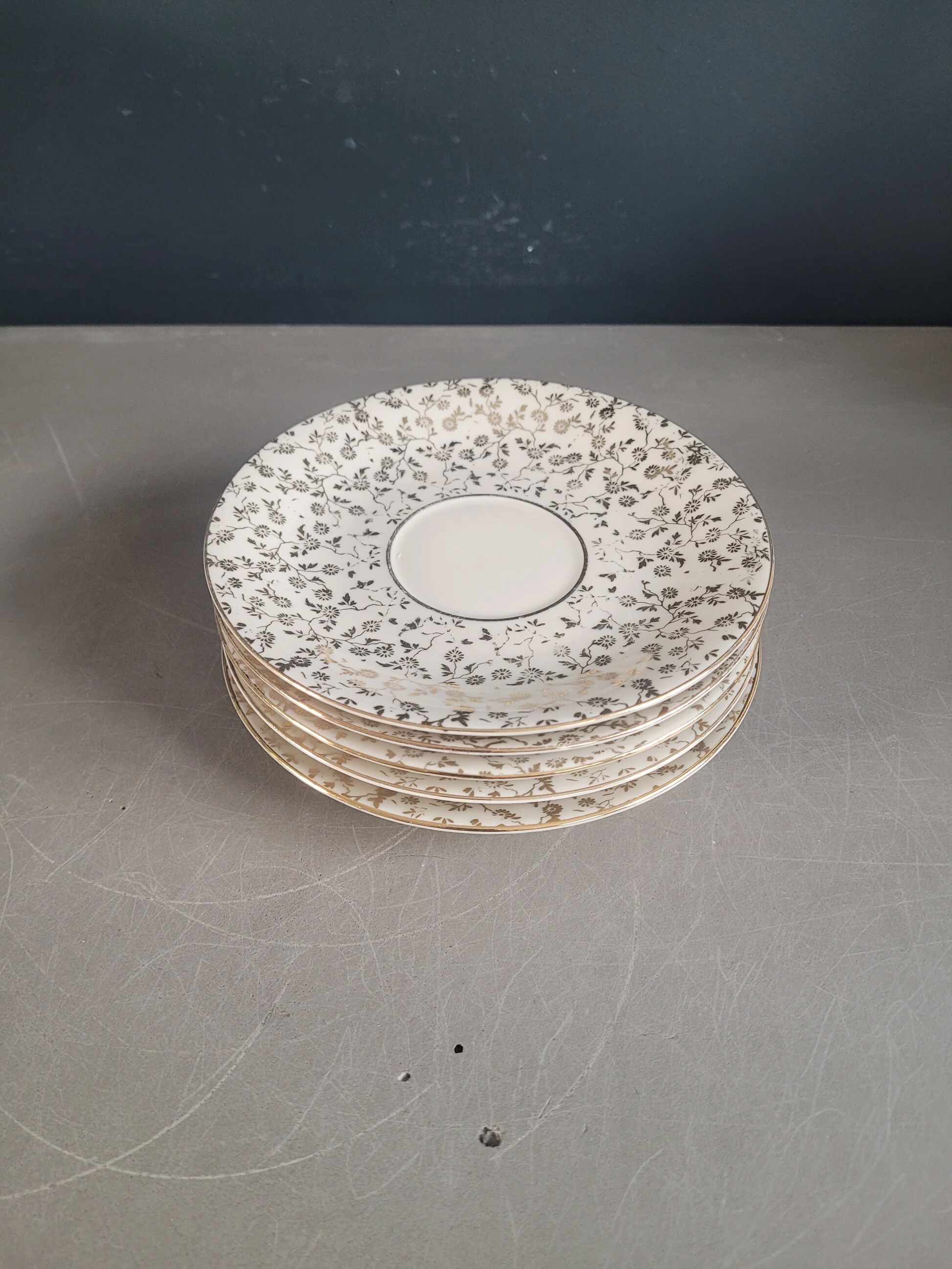 5 saucers Mayer Wiesau in Bavarian porcelain with a gold pattern.