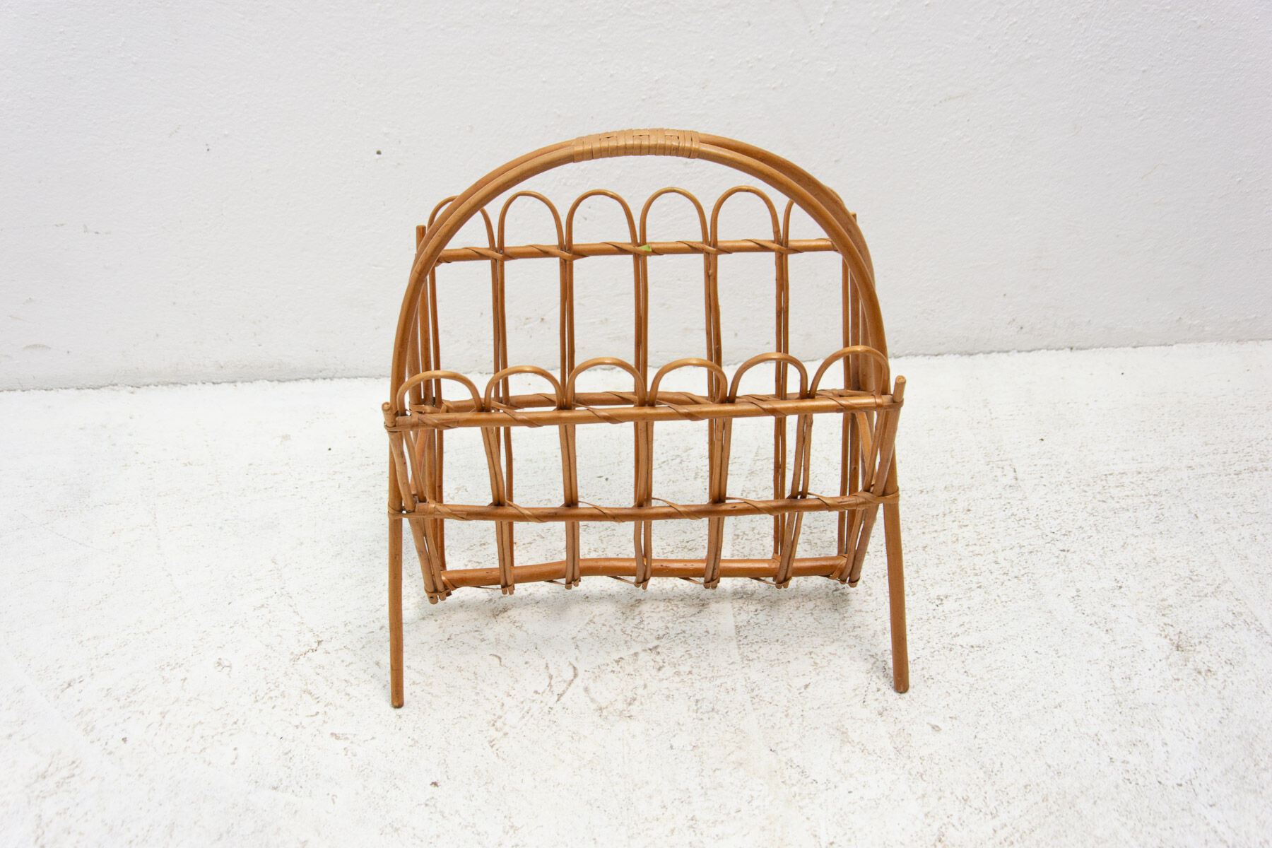 Porte-revues en rotin du milieu du siècle par Jan Kalous pour ÚLUV, années 1960, Tchécoslovaquie