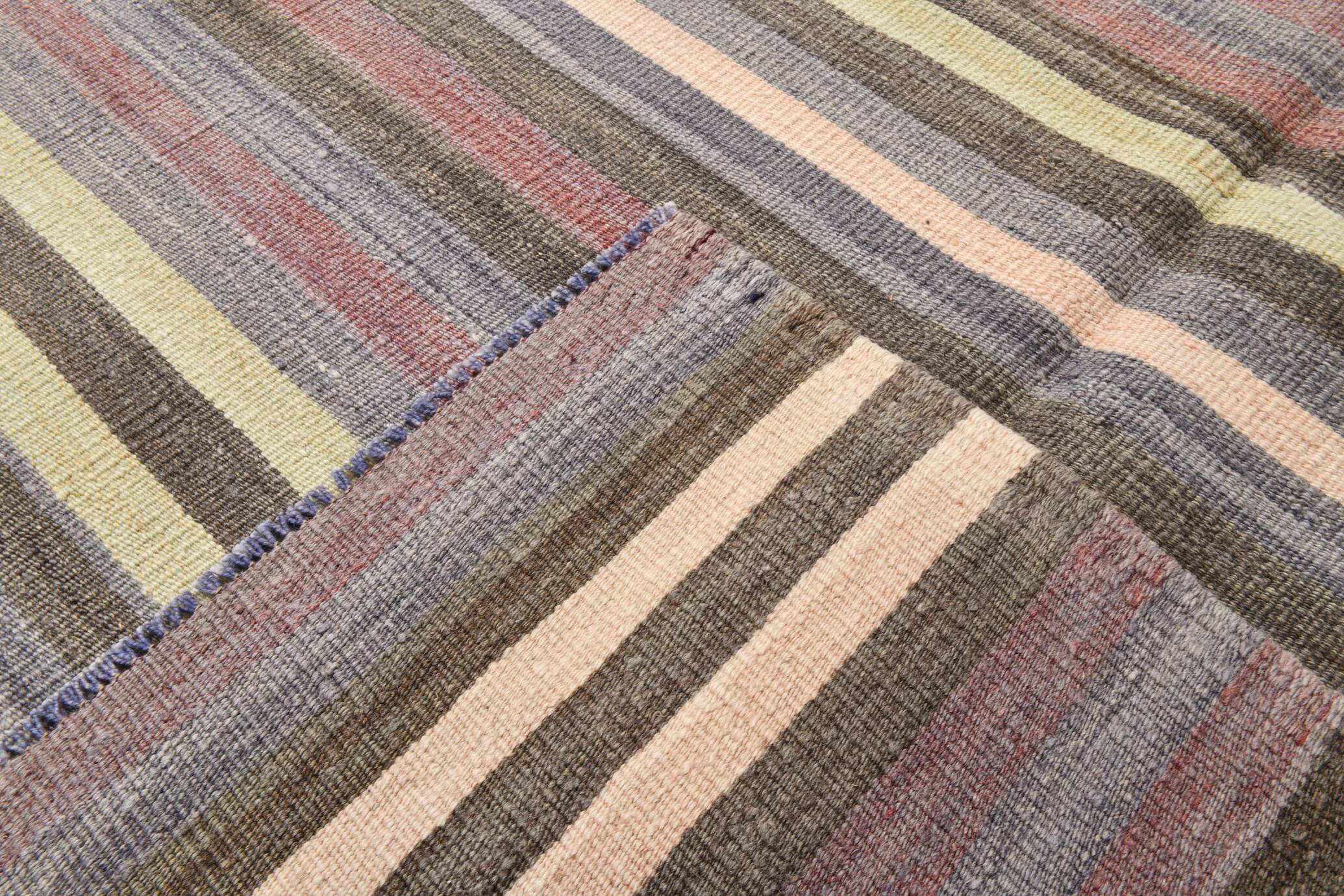 Tapis kilim turc à motifs tribaux géométriques gris et anthracite, 153 x 220 cm