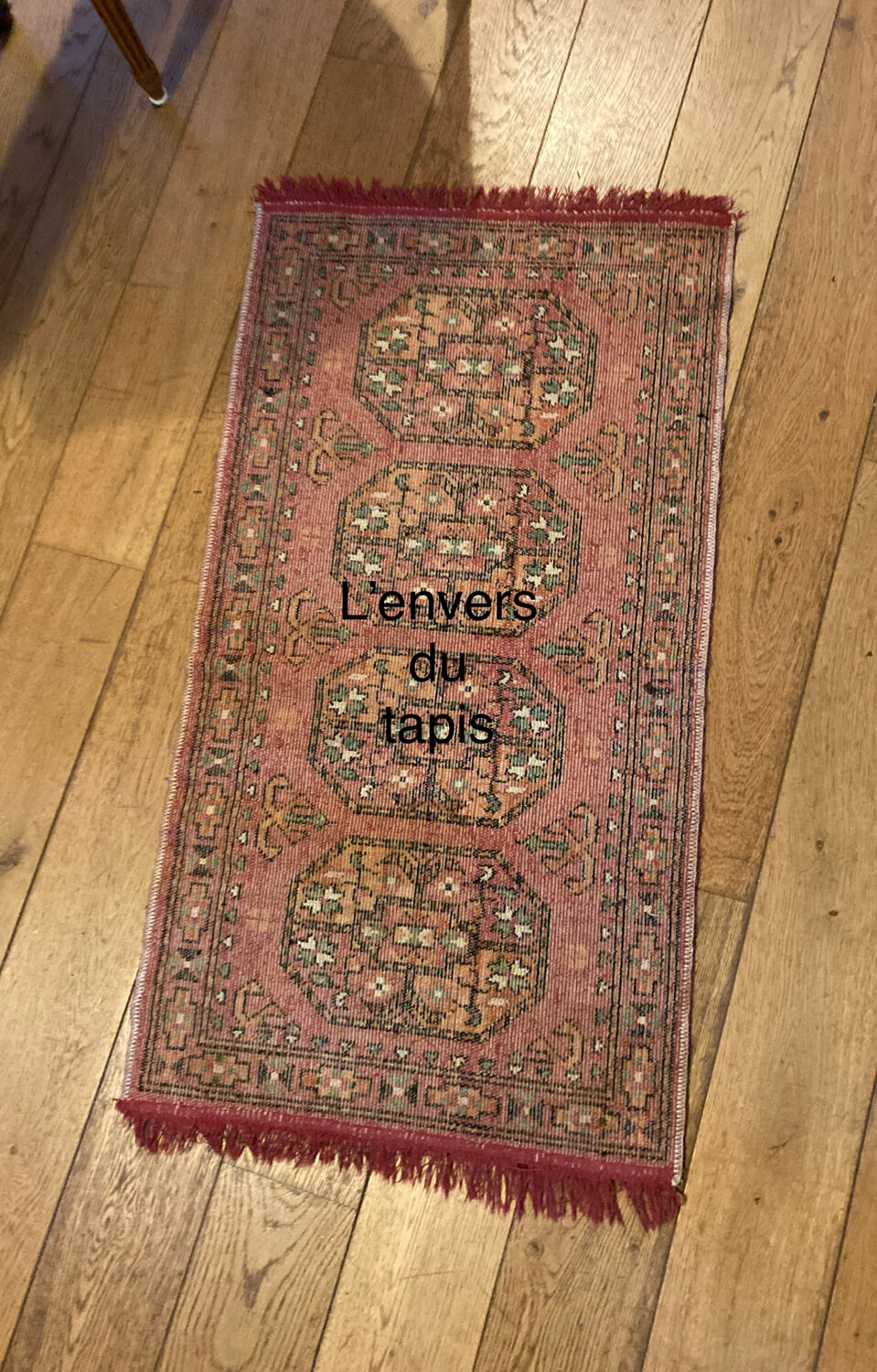 Handmade persian rug in pure virgin wool from the mid-20th century.