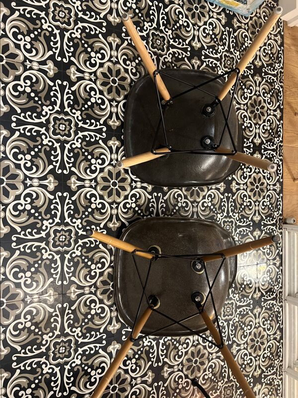 2 chaises DSW vintage en fibre de verre marron et chêne clair par Eames pour Herman Miller