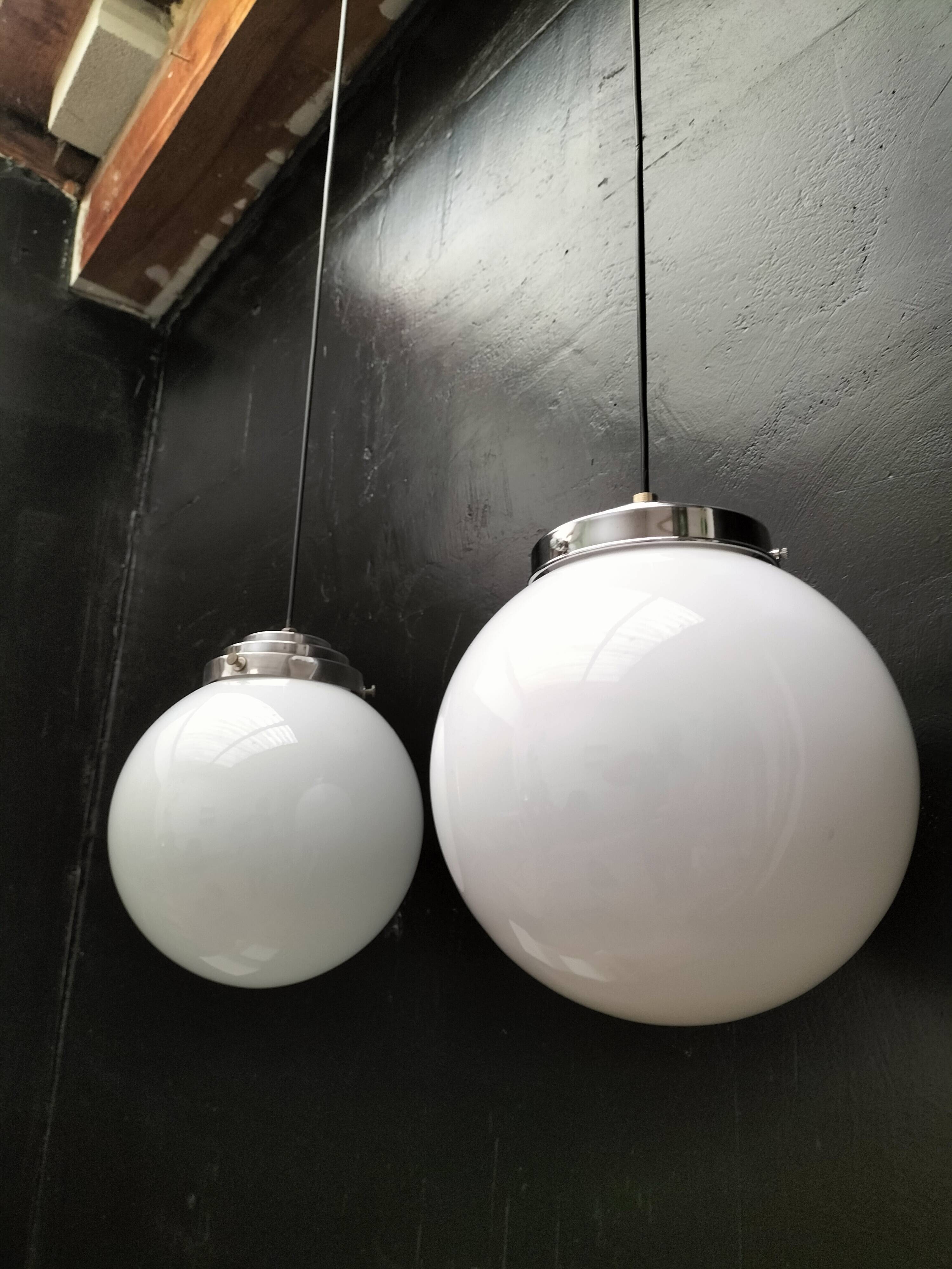 2 suspensions boules opalines