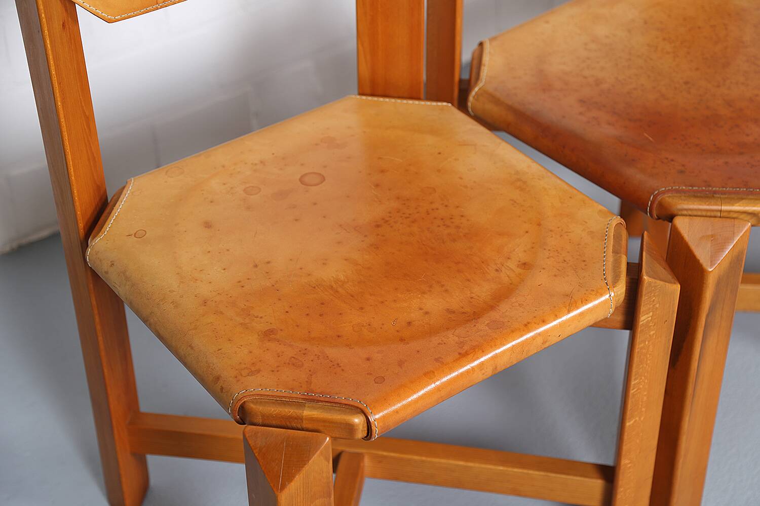Set of 4 dining chairs in elm wood and cognac leather.