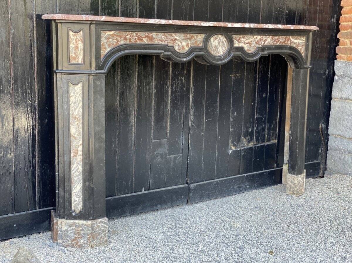 Cheminée en marbre noir de Belgique et gris des Ardennes, XVIIIème siècle