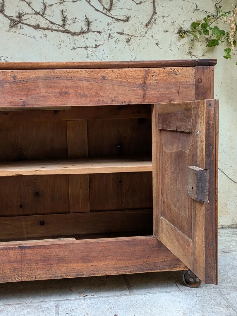 Buffet bas en bois massif sur roulettes – style industriel & campagne