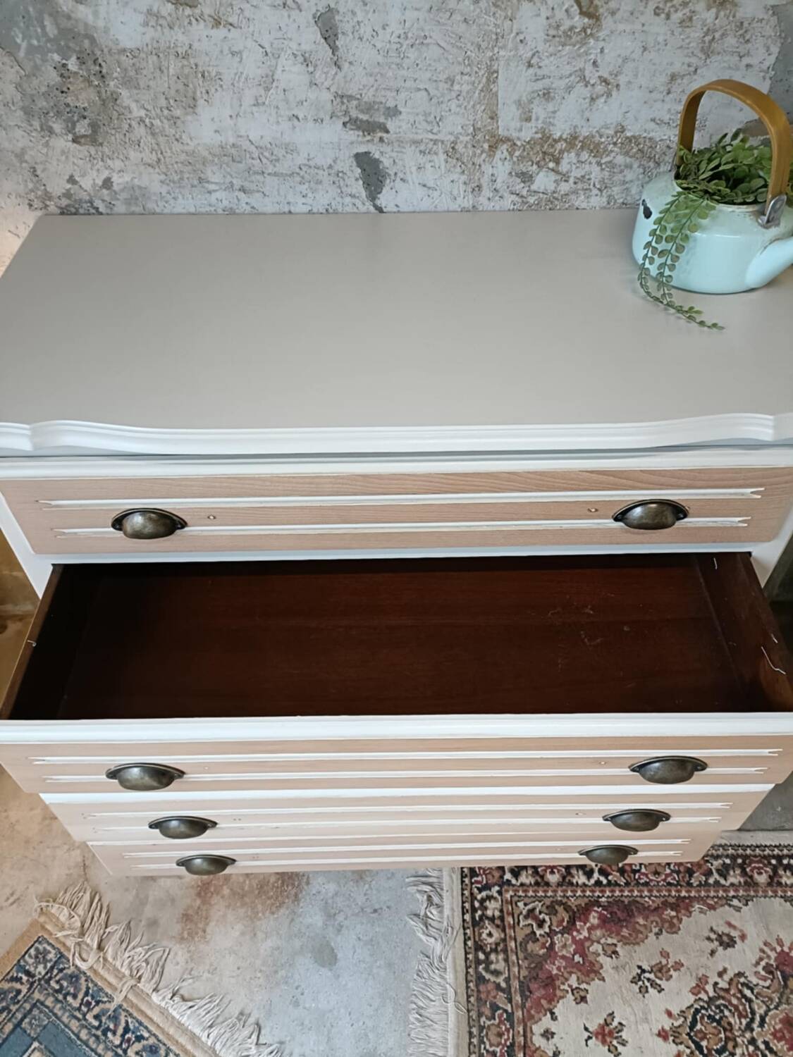 Chest of drawers
