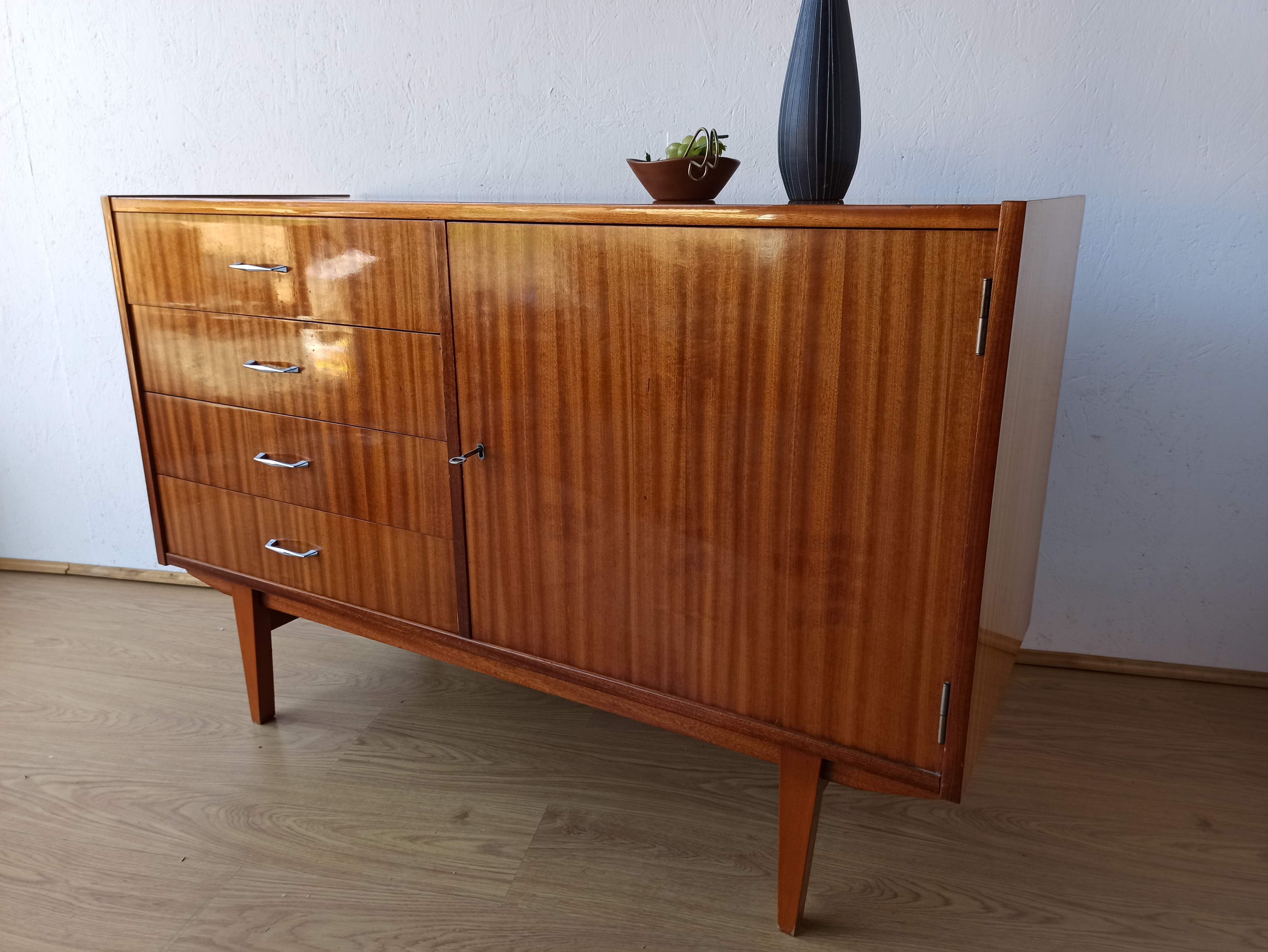 Buffet moderniste des années 1970
