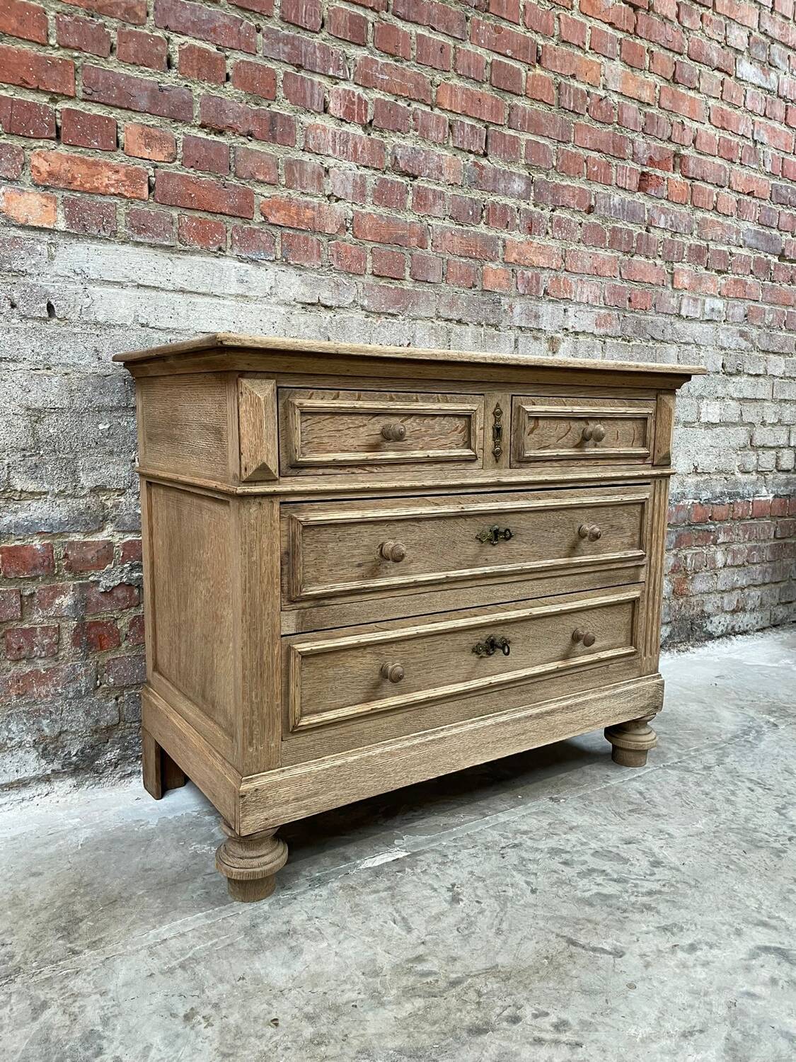 Commode en chêne blanchi avec 4 tiroirs