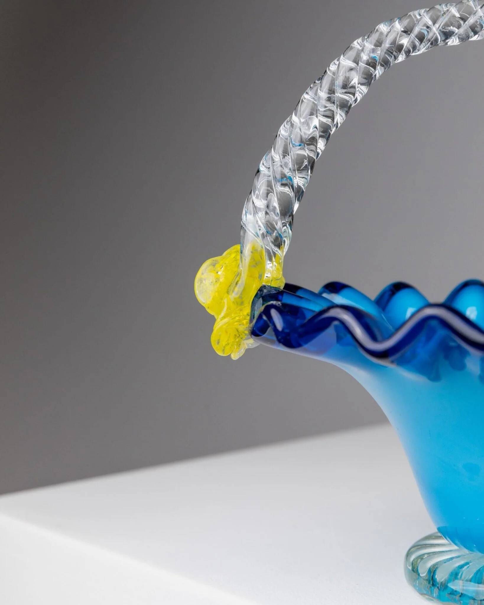 Bol avec poignée en verre de Murano bleu et fleurs jaunes - Décor vintage italien des années 1970.