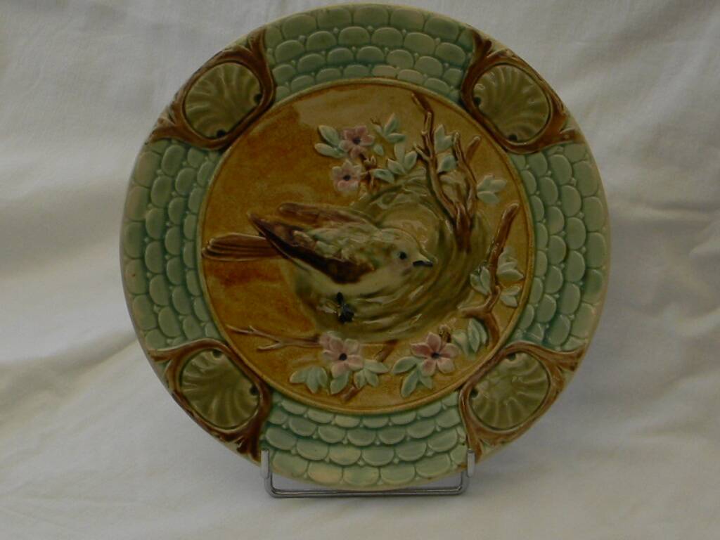 Slop bowl with bird decoration.