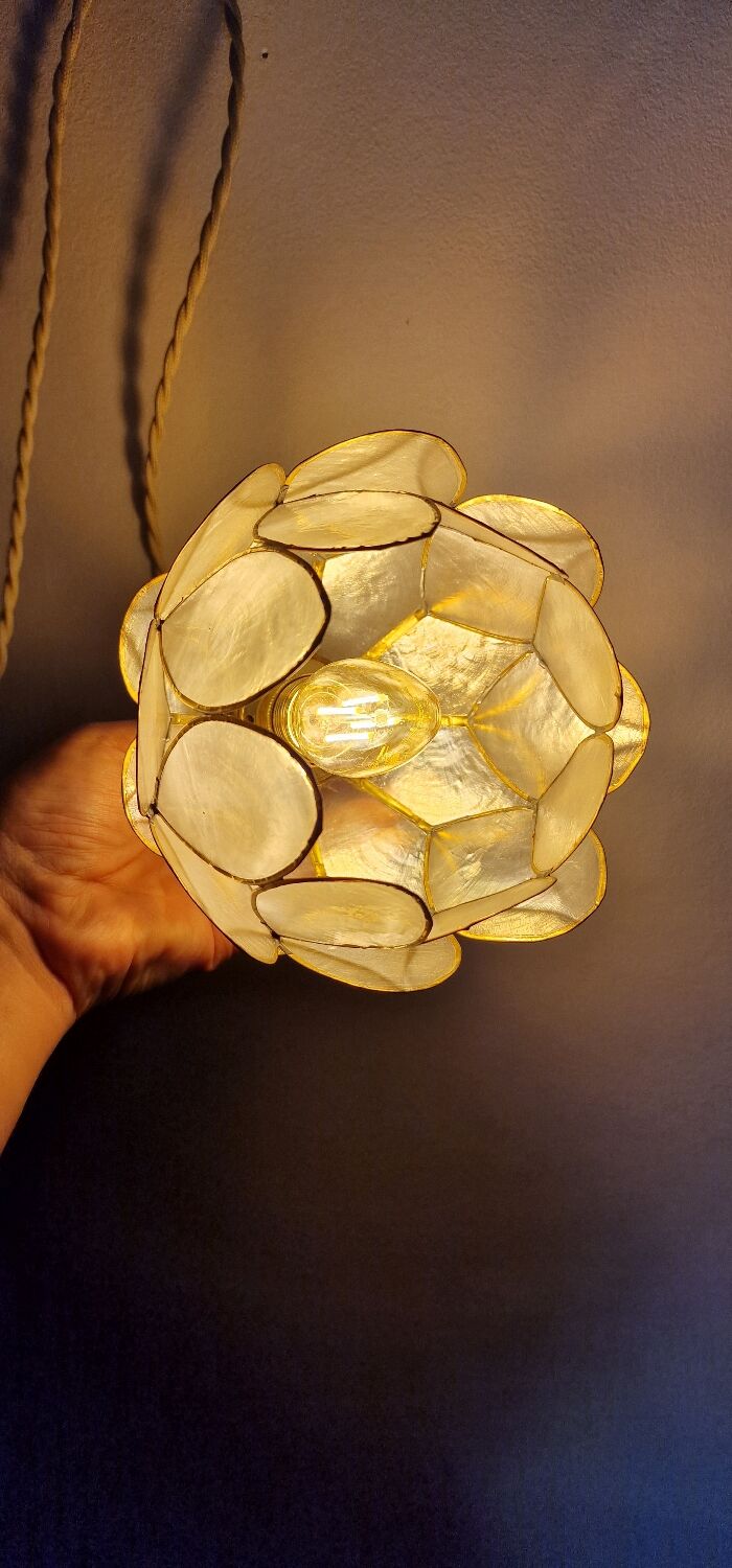 Mother-of-pearl flower in portable lamp or suspension