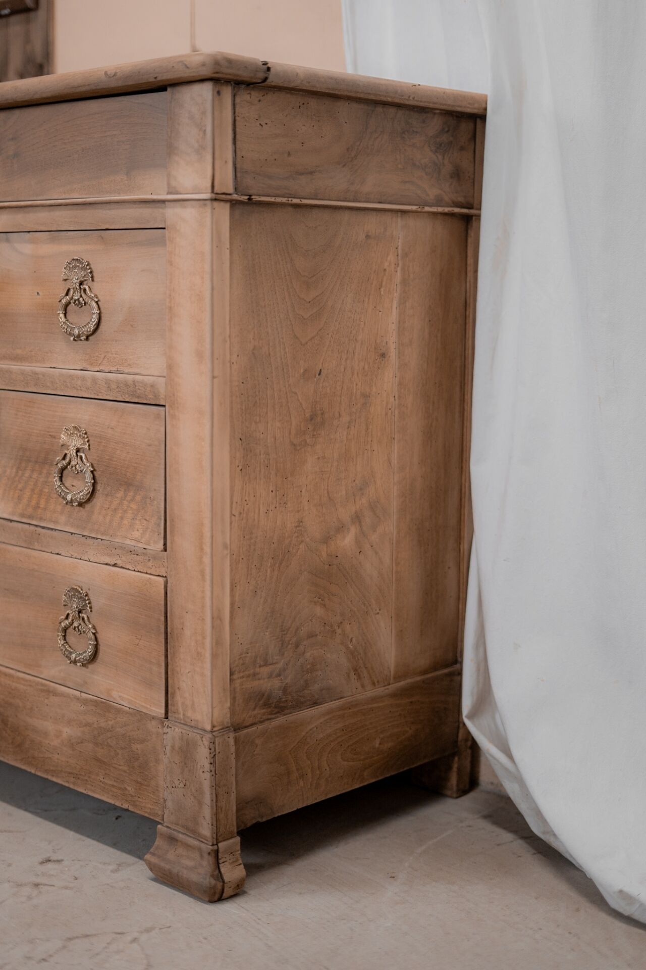 Commode en noyer massif
