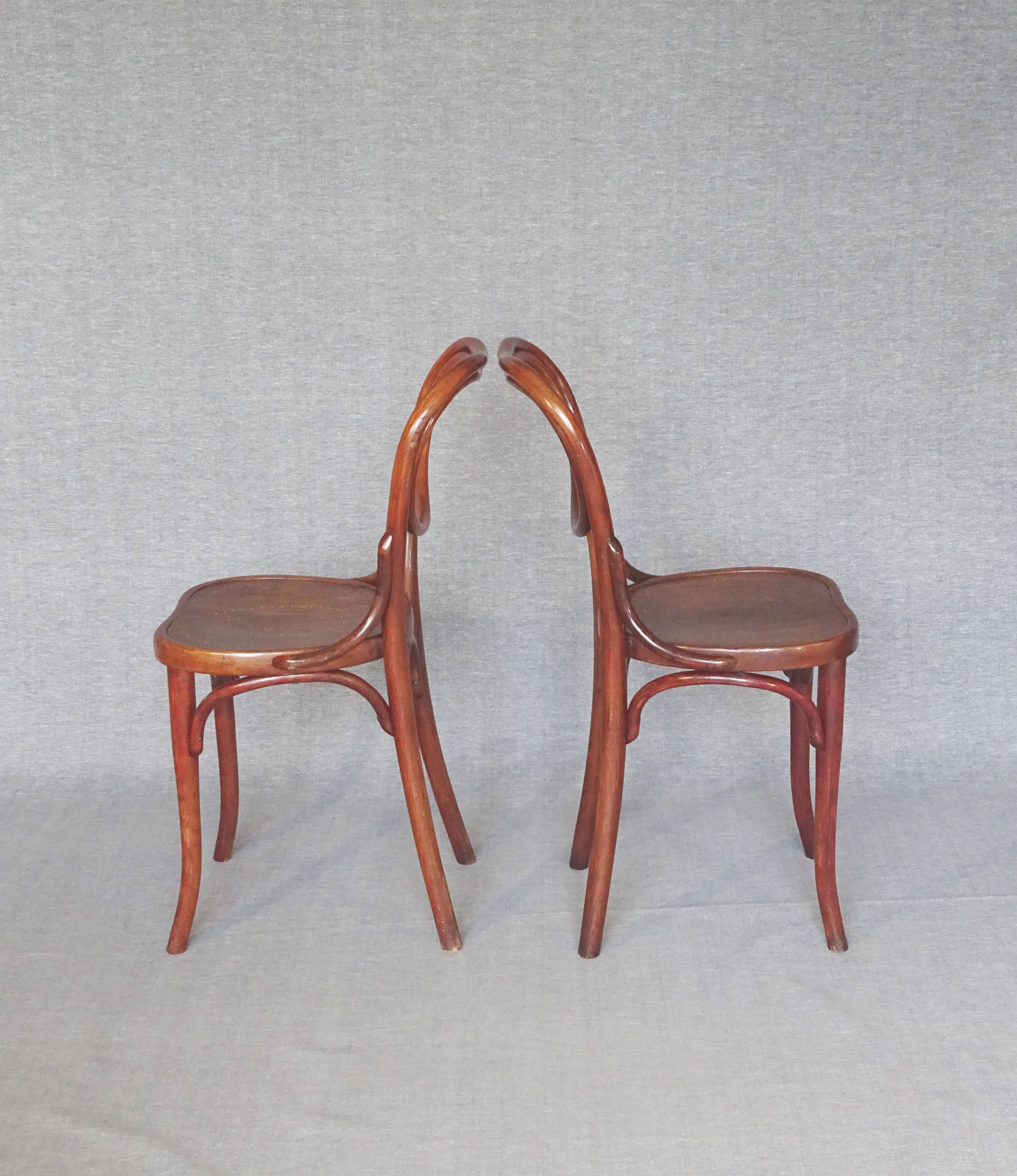 Set of two chairs Thonet n°28 heart, perforated wood seat -1903