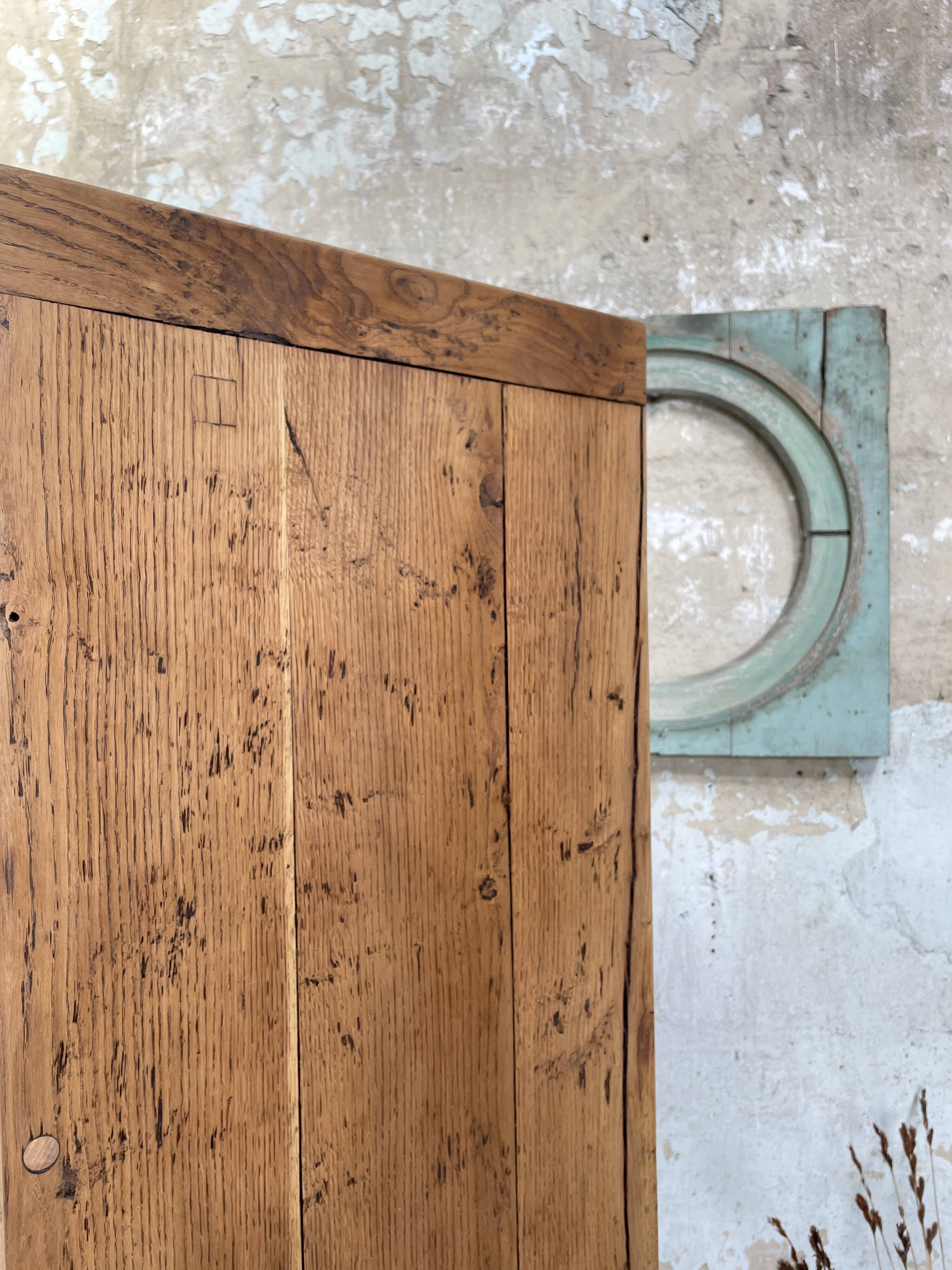 Industrial row in metal and oak.