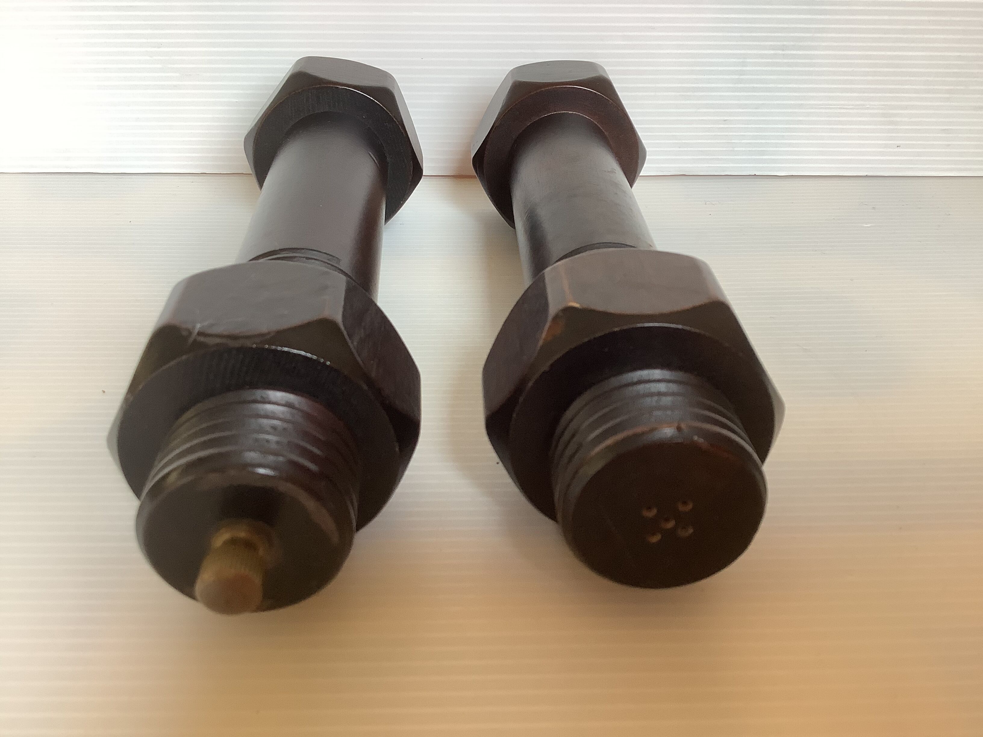 Wooden salt shaker and pepper screw-shaped nut salt and brutalist pepper