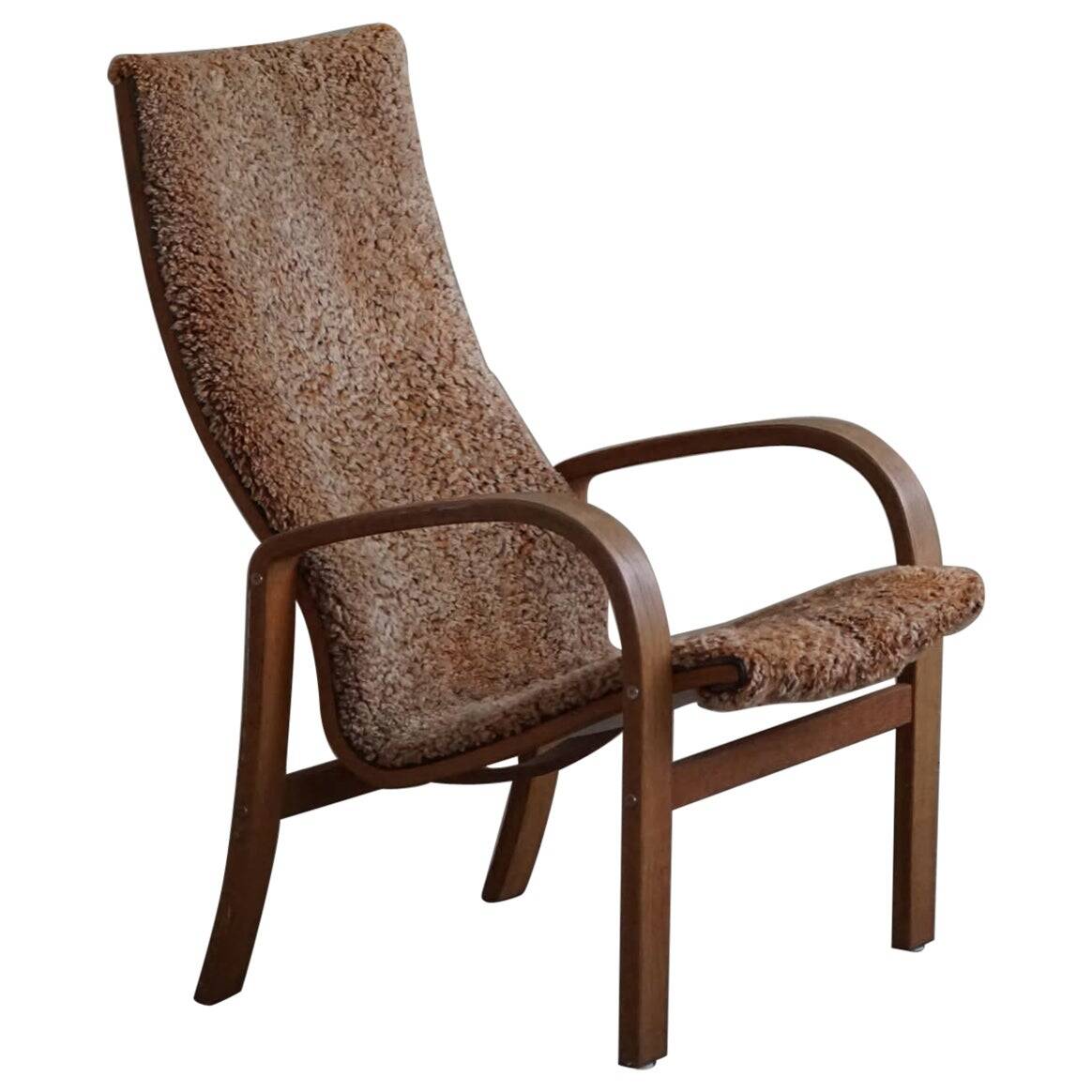 Fauteuil suédois moderne du milieu du siècle, dossier haut en chêne et laine d'agneau, années 1960