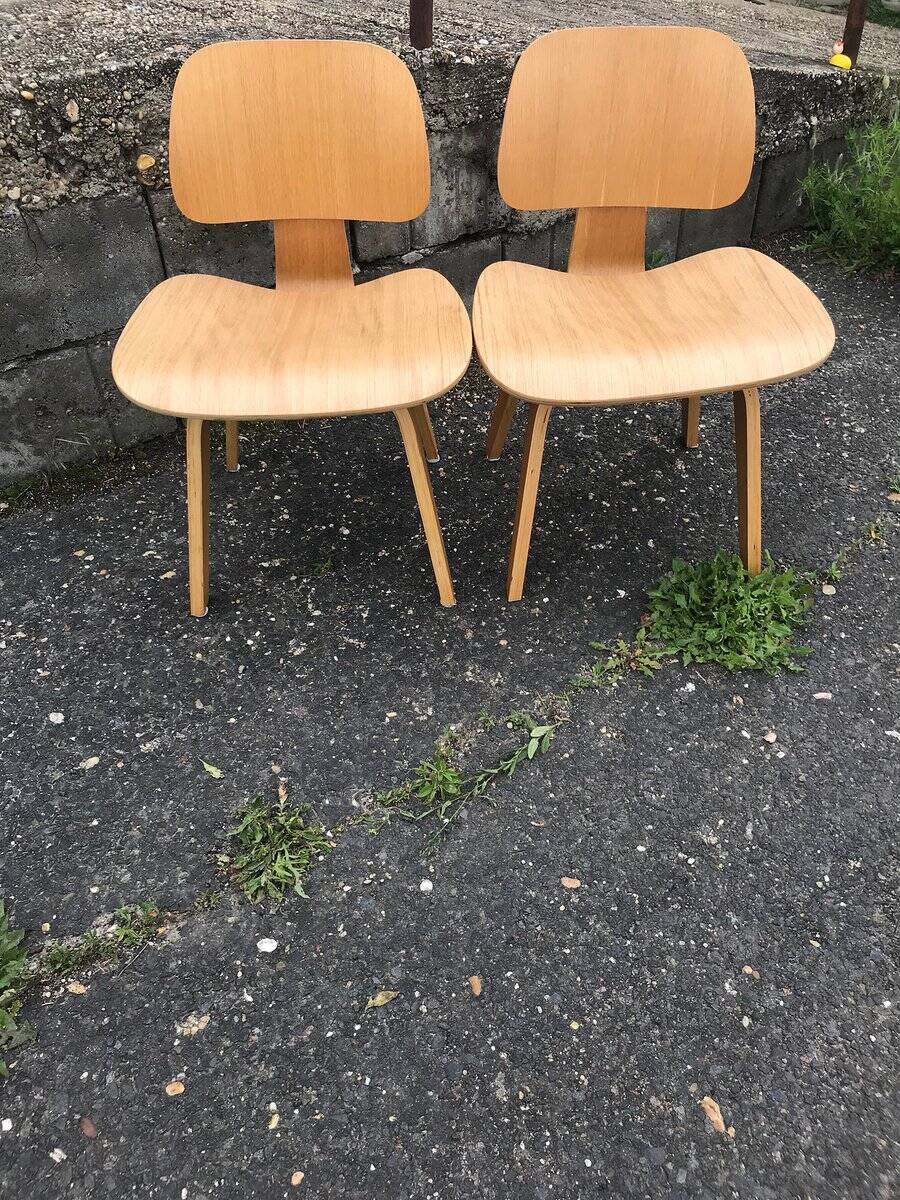 Set of 2 moulded chairs in brown plywood, mid-century style from the 1940s.