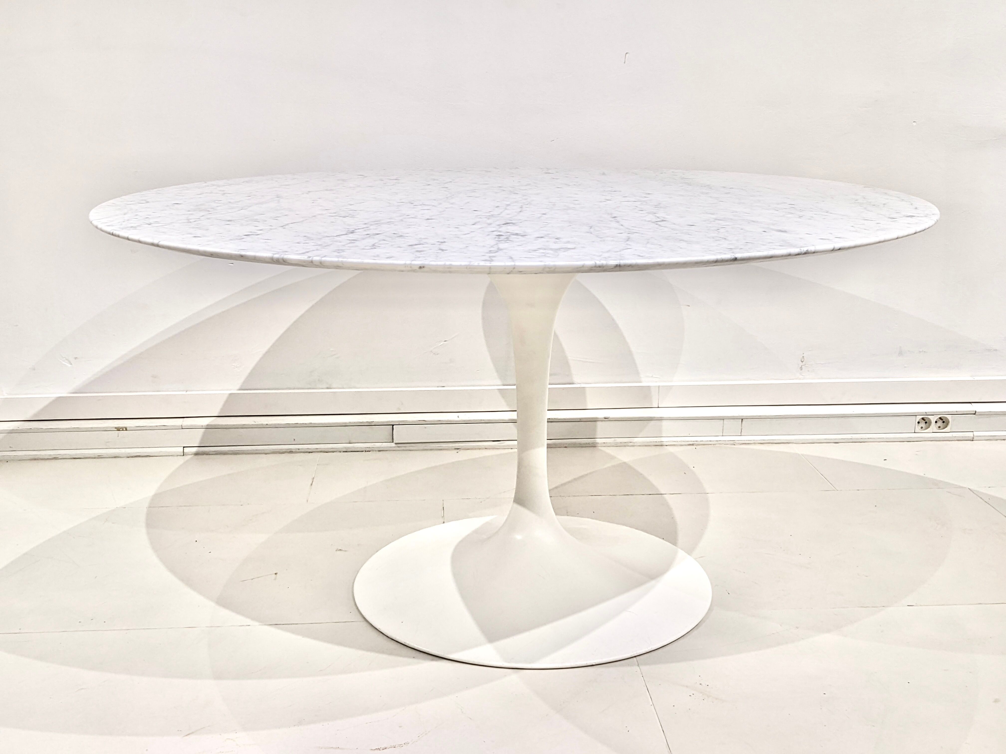 Round table in carrara mabre by Eero Saarinen for Knoll