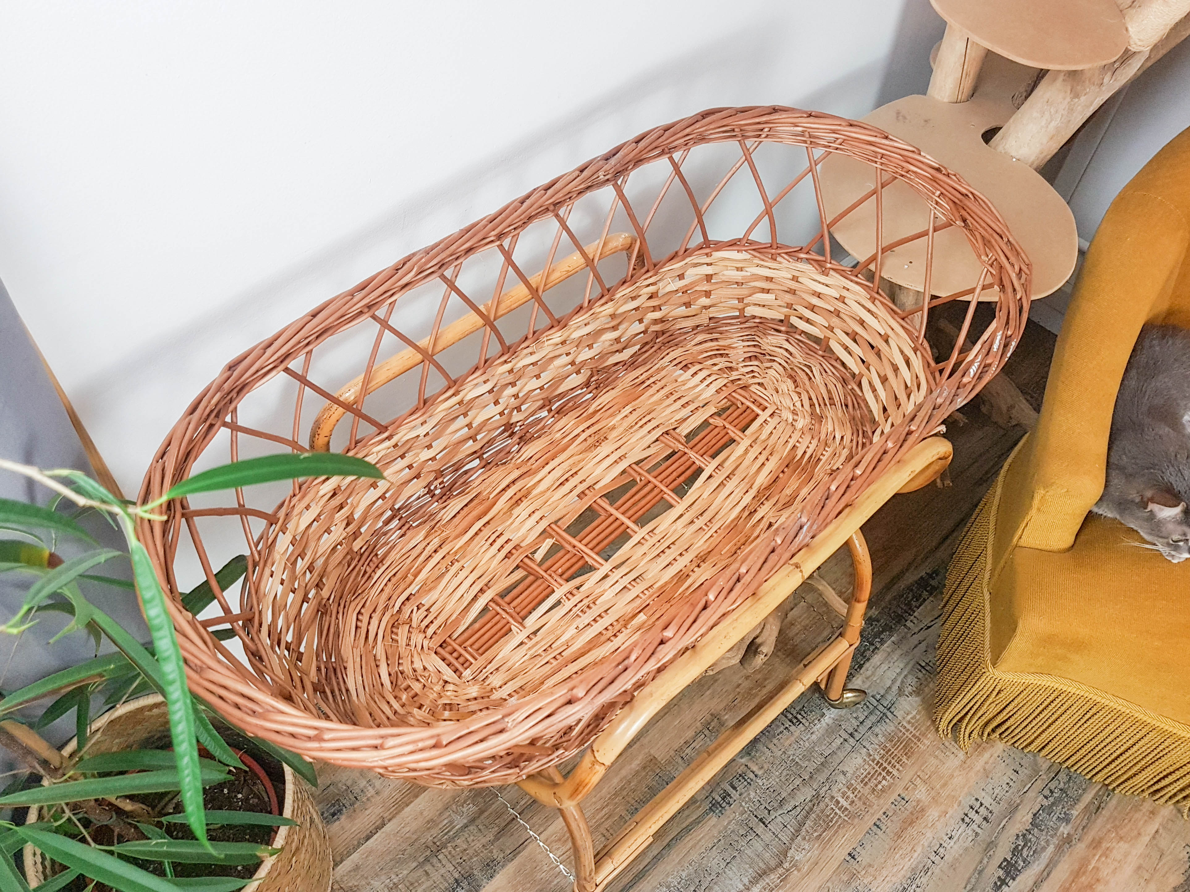 Couffin on foot in vintage rattan 50s