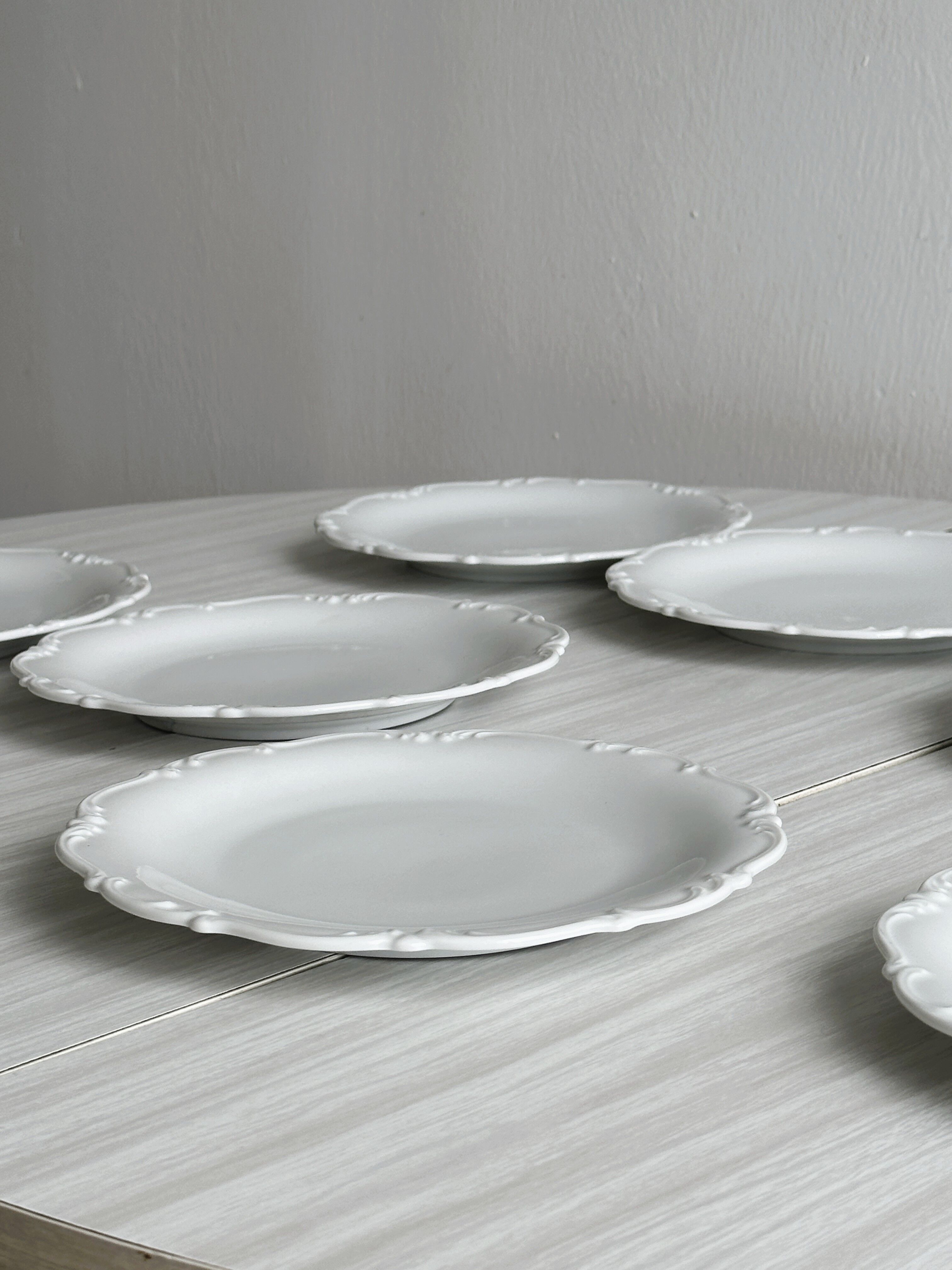 7 assiettes anciennes en porcelaine blanche