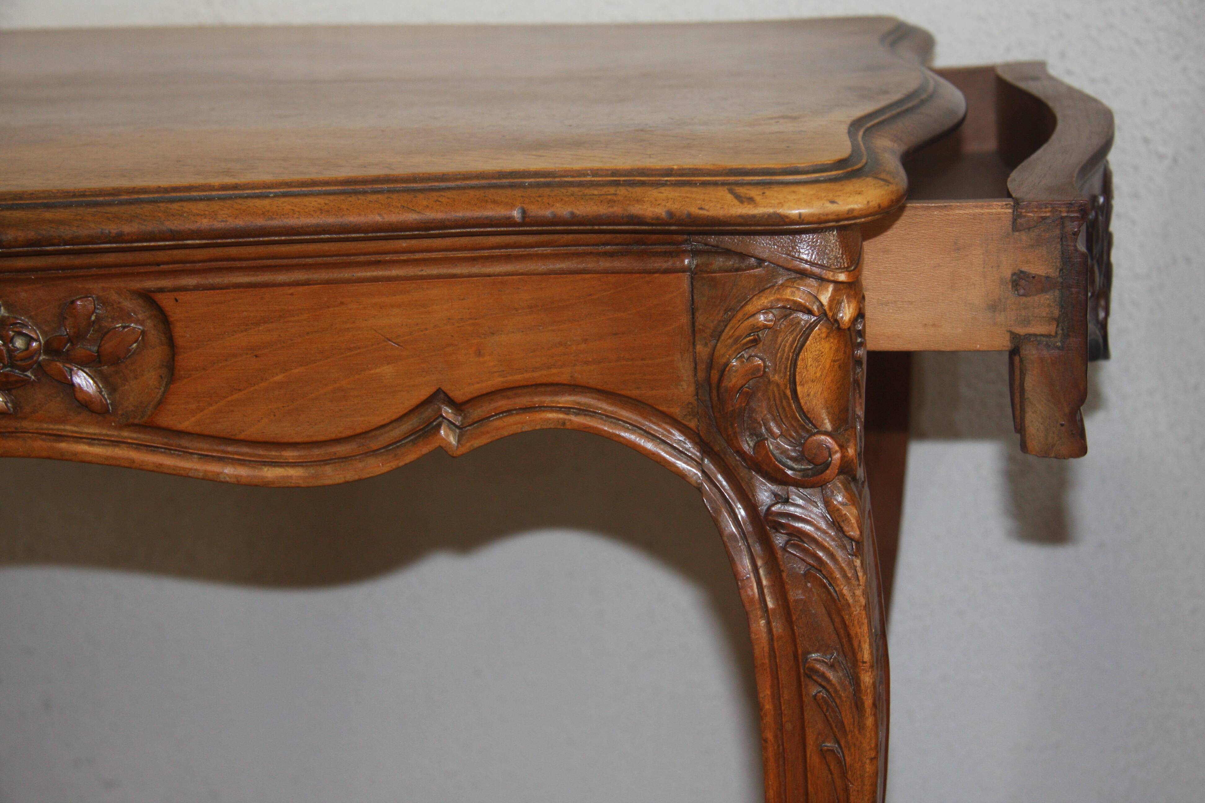 Table bureau et sa chaise de style Louis X.V. en noyer