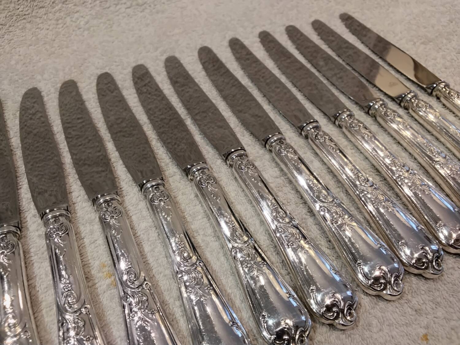 12 silver-plated dessert knives by St Medard, rocaille style, Florian.