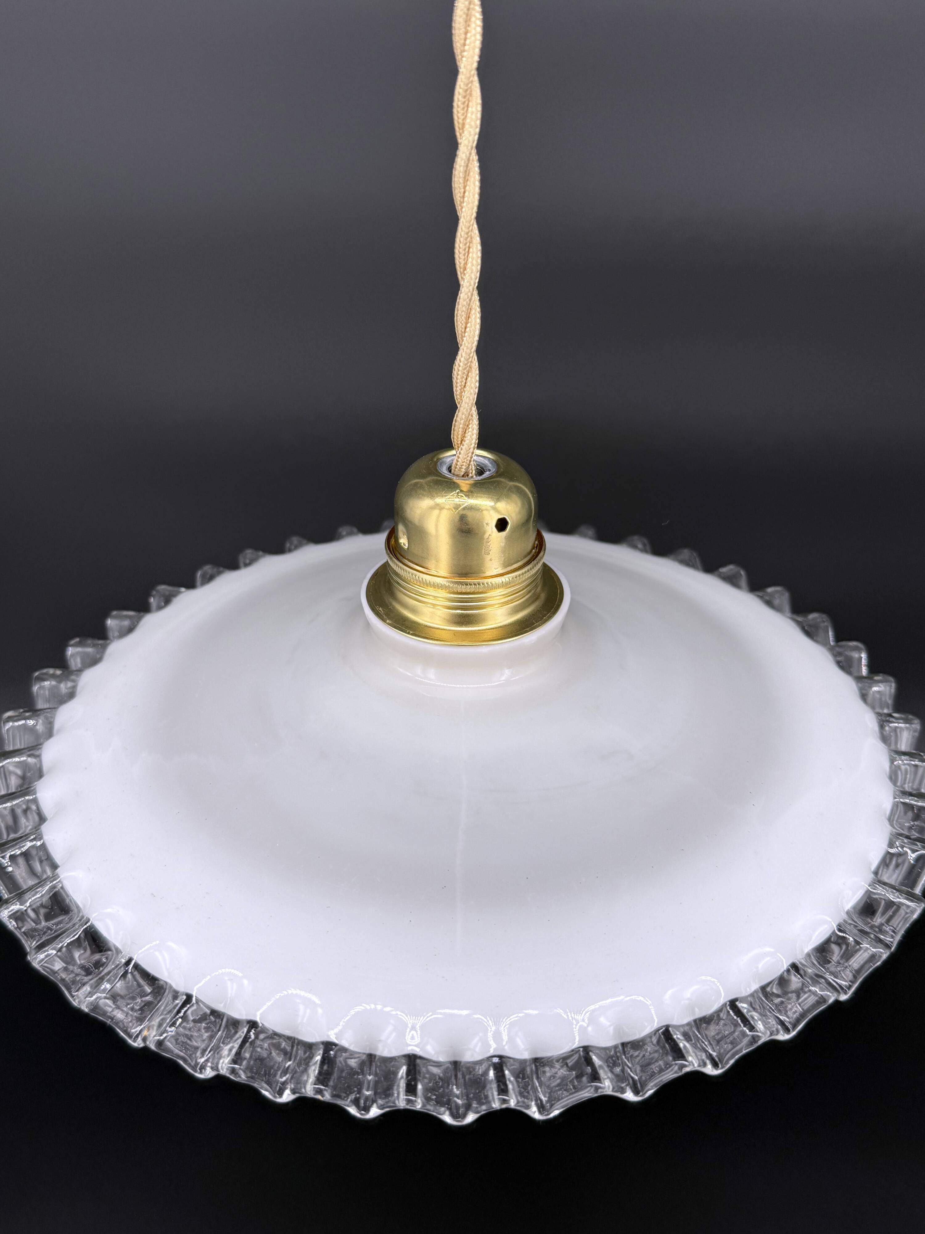 Pendant light in serrated opaline glass