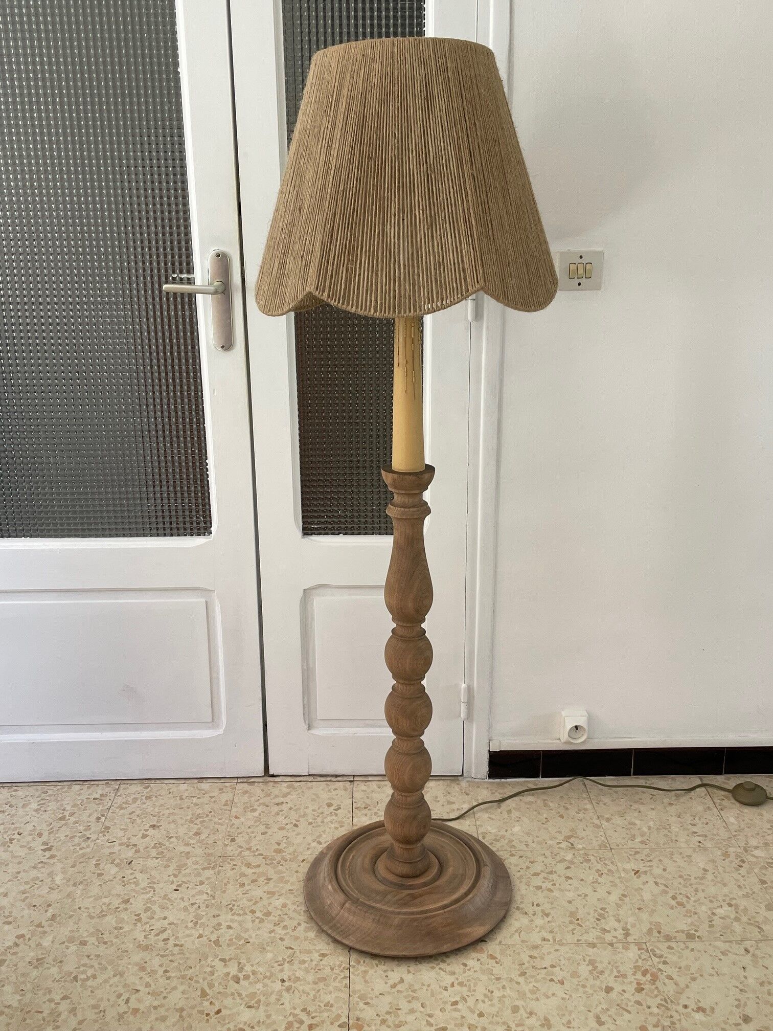 Lampadaire vintage en bois naturel et abat jour en corde années 1960