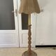 Lampadaire vintage en bois naturel et abat jour en corde années 1960
