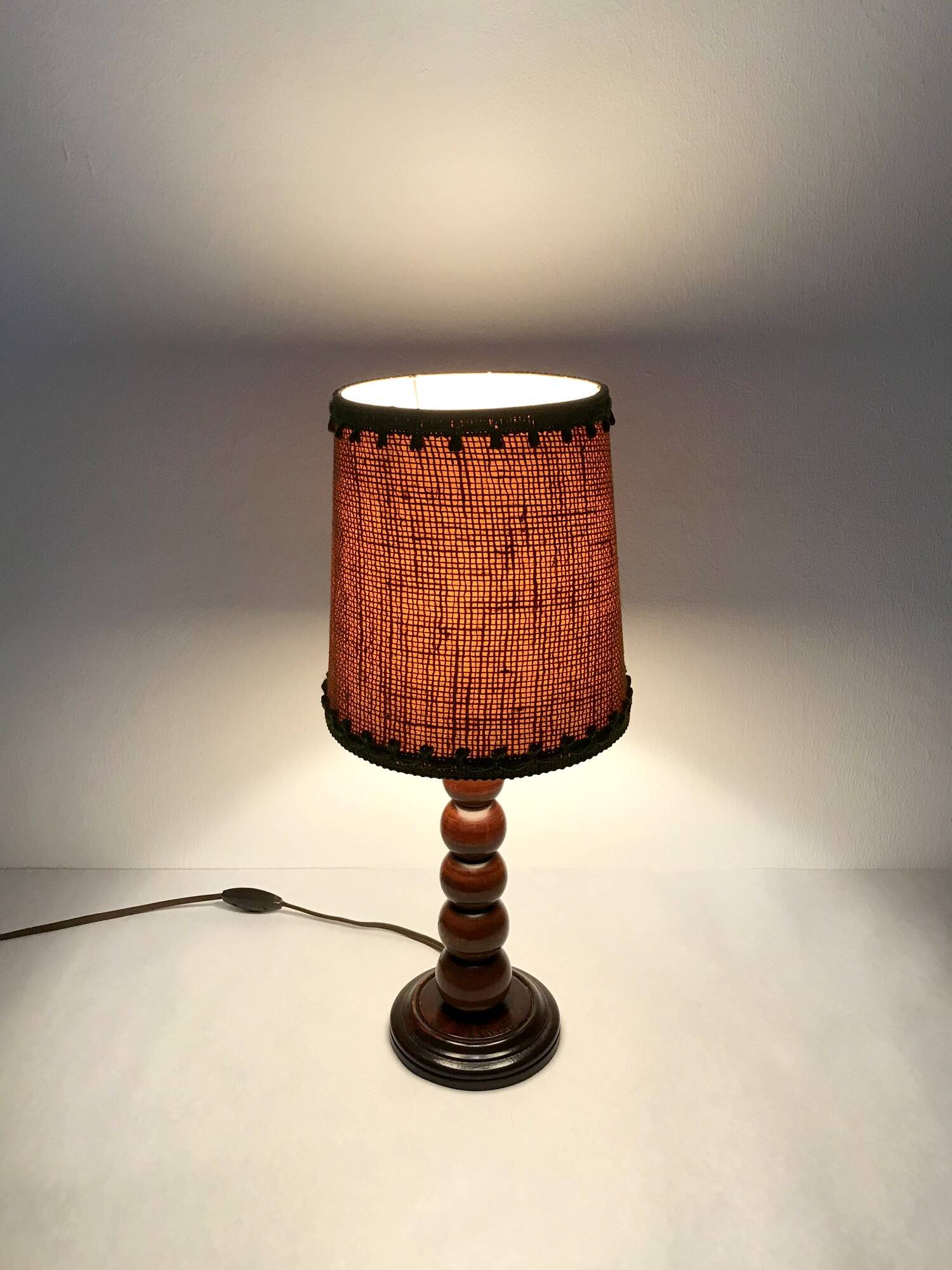 Art Deco lamp in turned wood from the 1930s