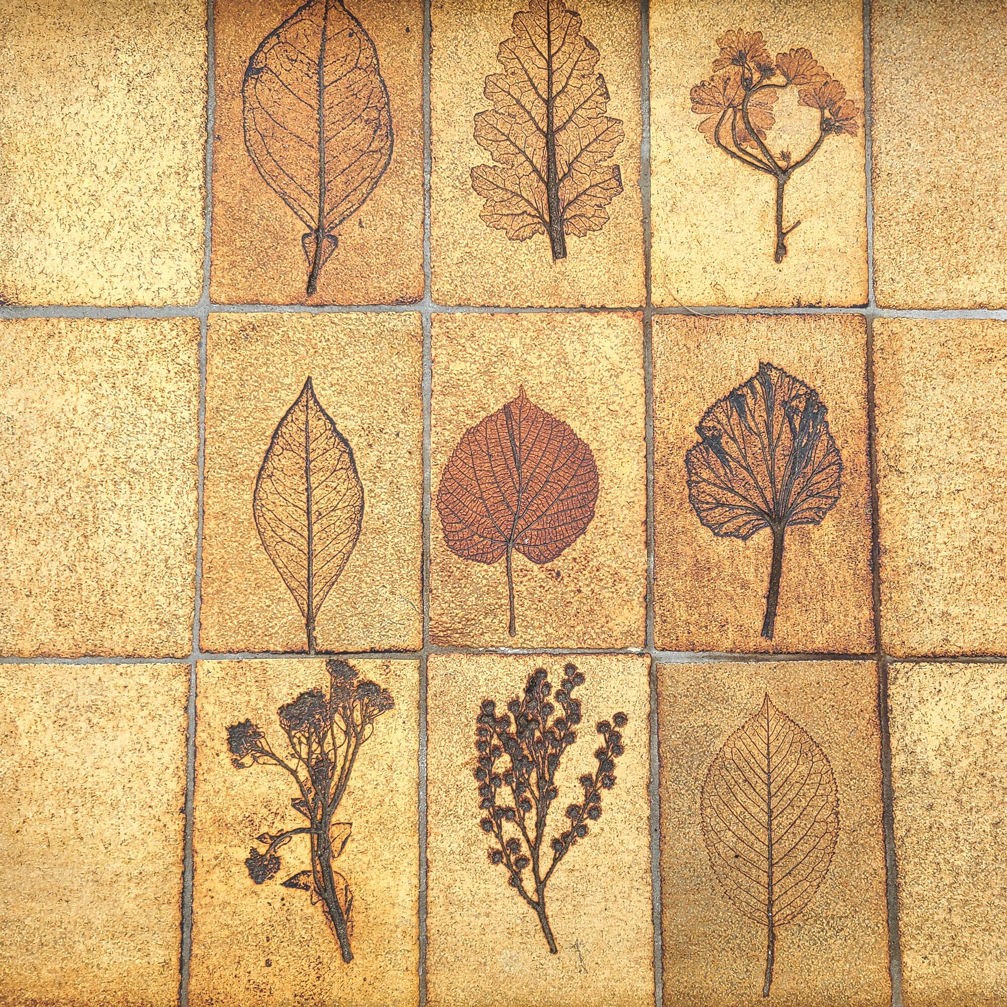 Coffee table with ceramic foliage decor