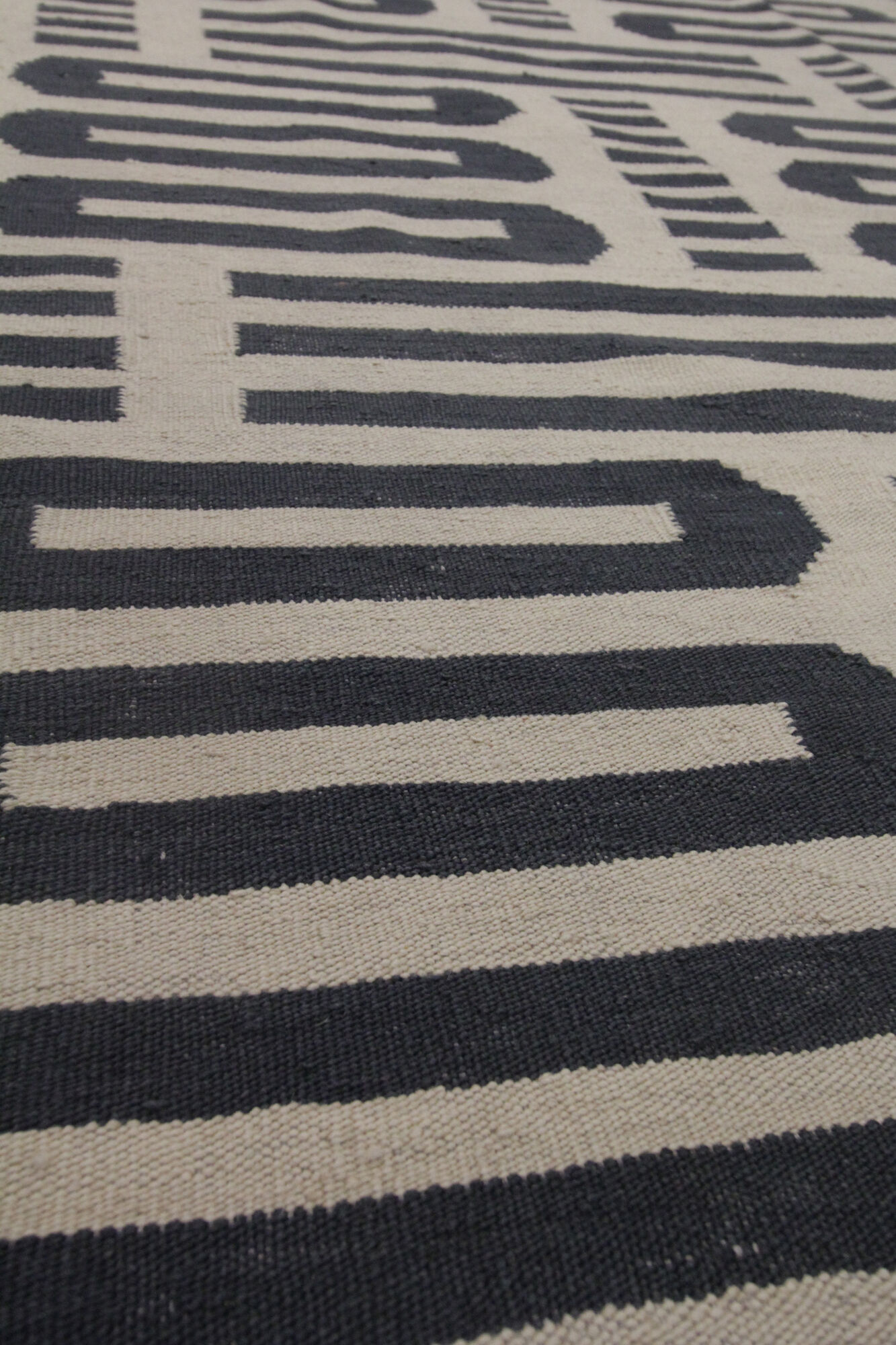 Bold Geometric Kilim Contemporary Grey Cream Wool Area Rug- 177x225cm