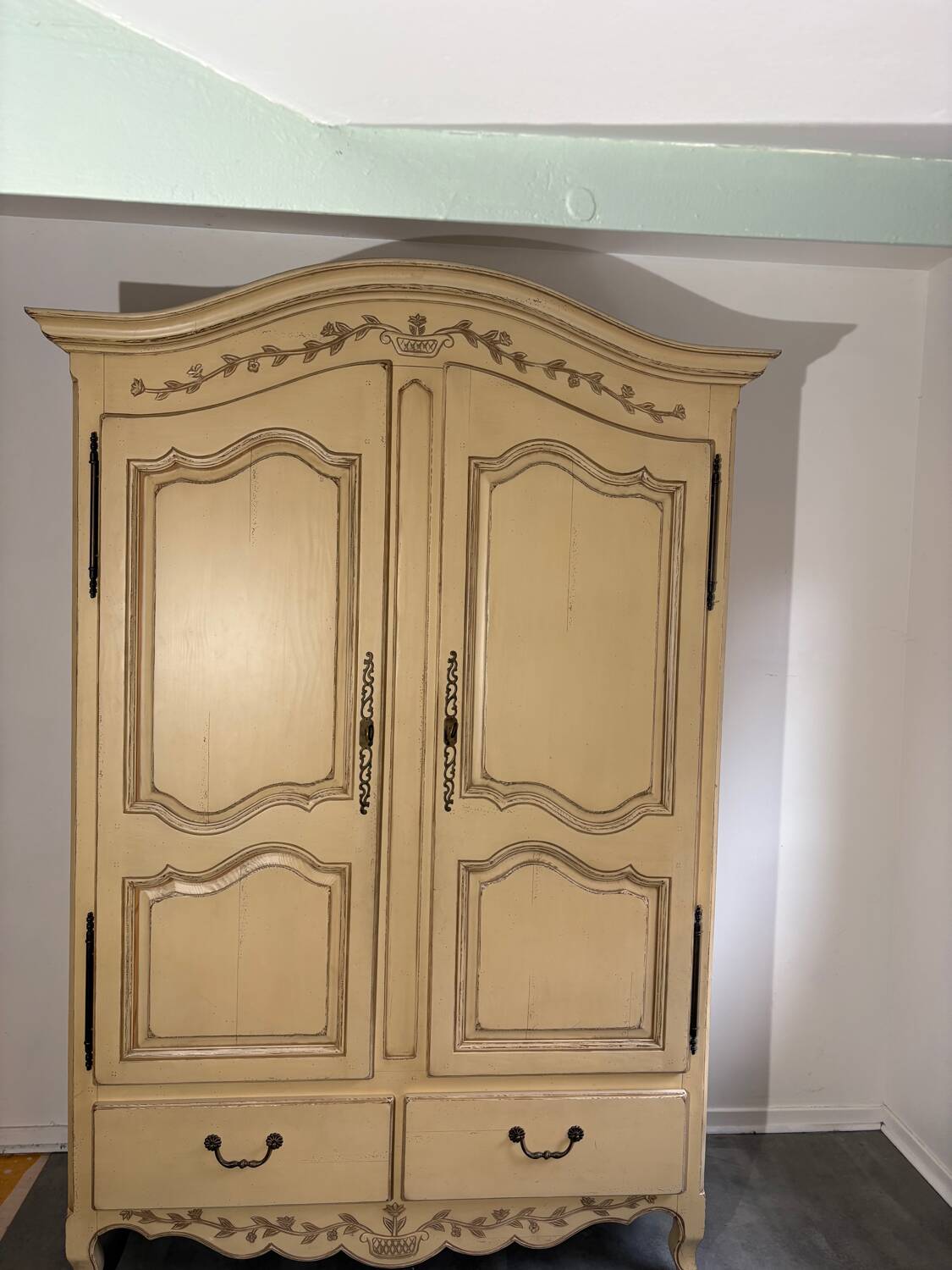 Provençal-style wardrobe